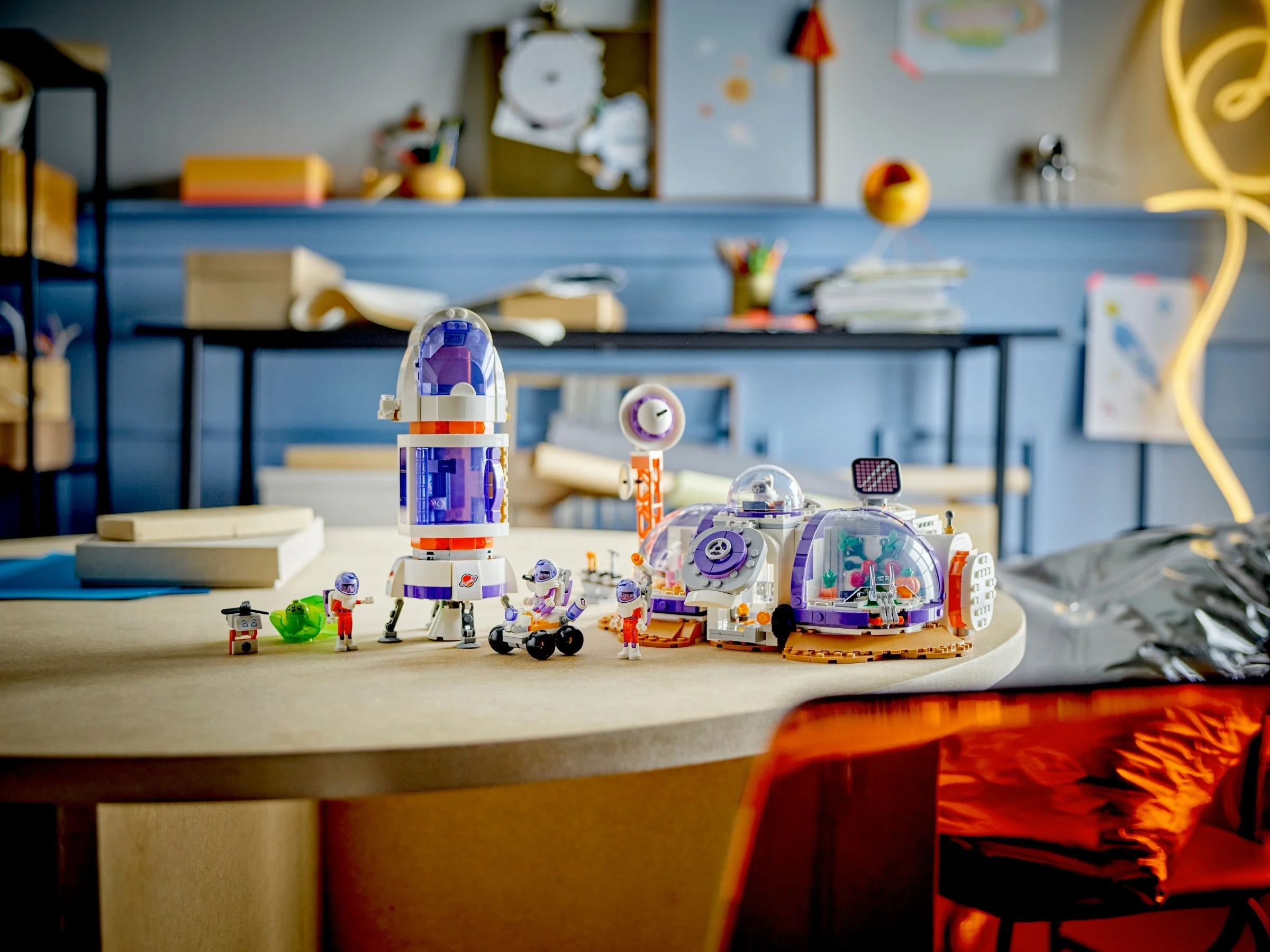 LEGO® 42605 Stacja kosmiczna i rakieta - zdjęcie 13