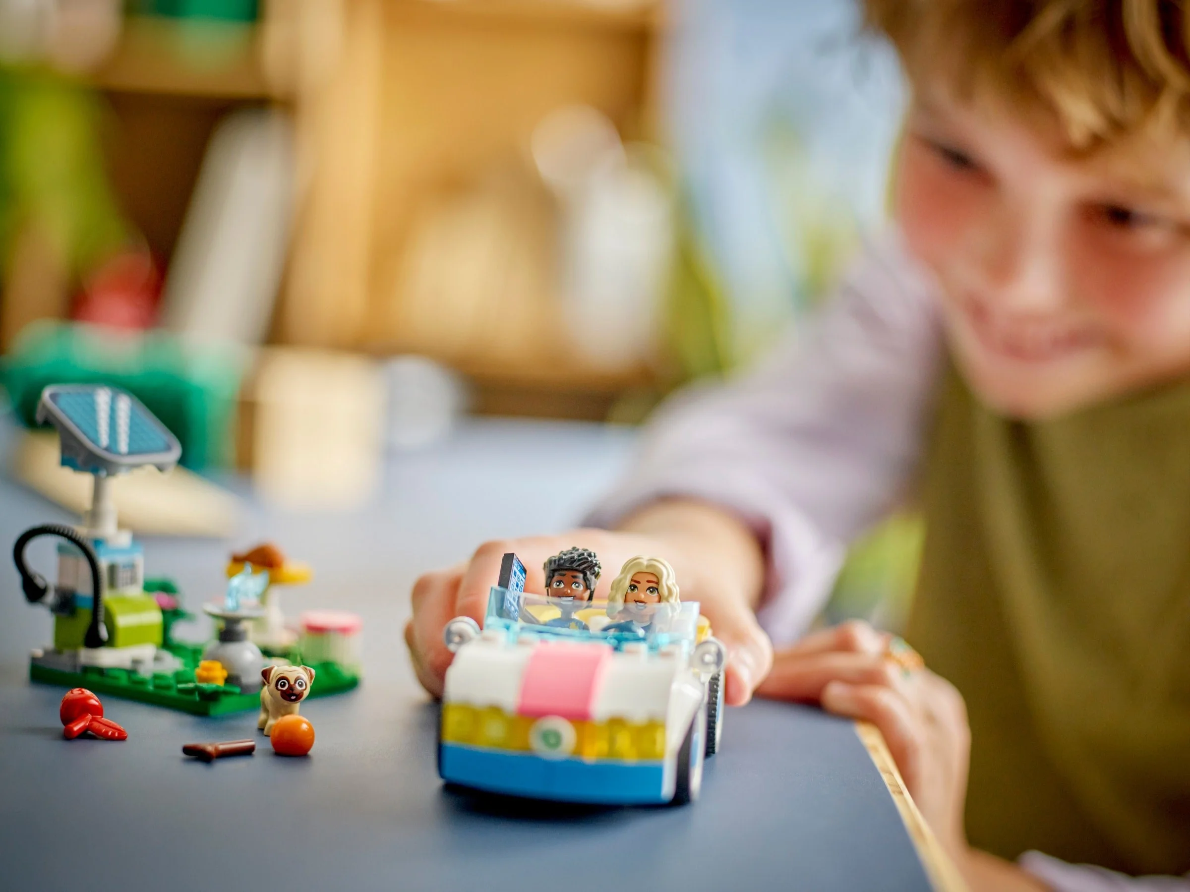 LEGO® 42609 LEGO Friends Samochód elektryczny i stacja ładowania - zdjęcie 5