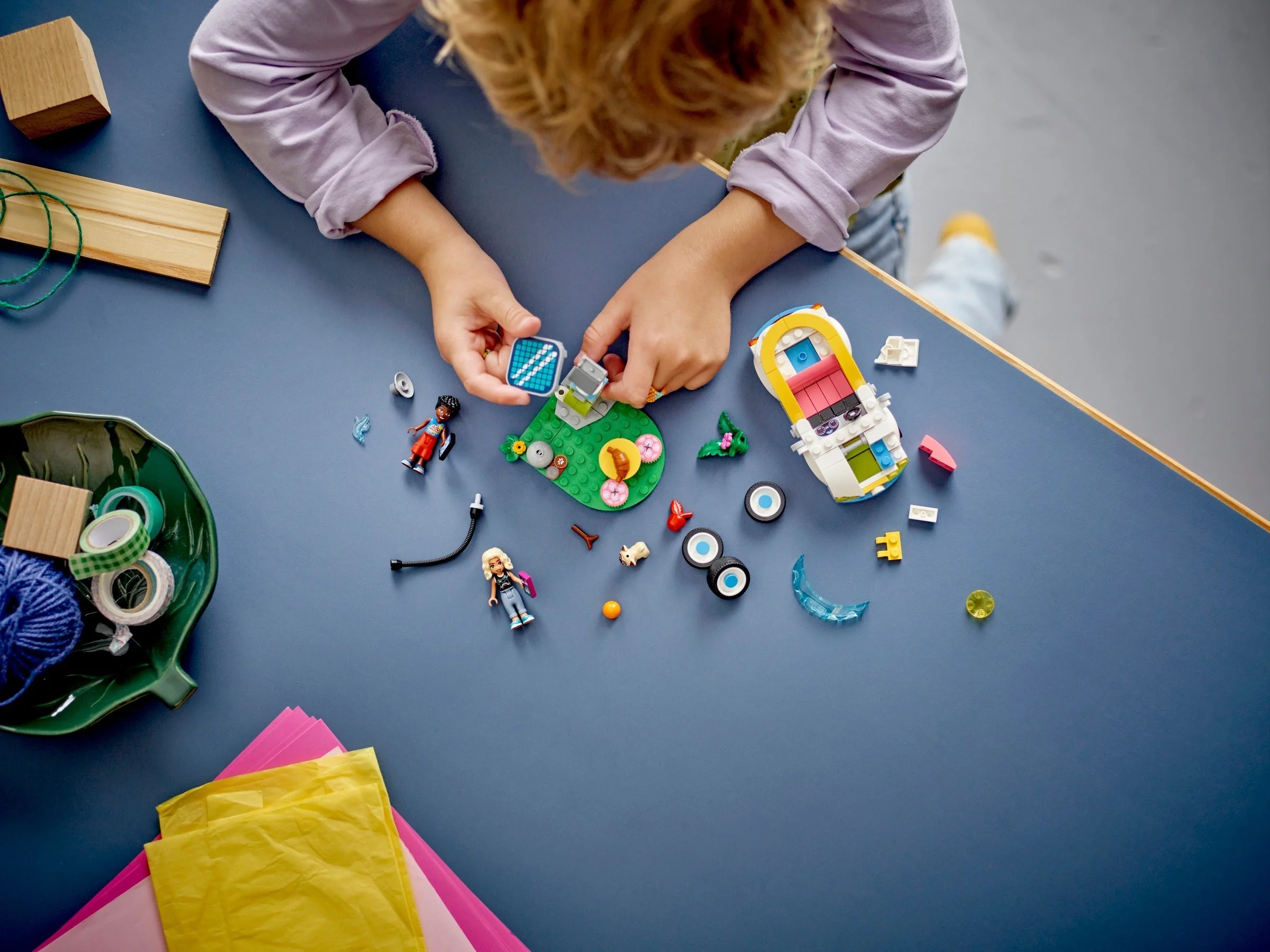 LEGO® 42609 LEGO Friends Samochód elektryczny i stacja ładowania - zdjęcie 6