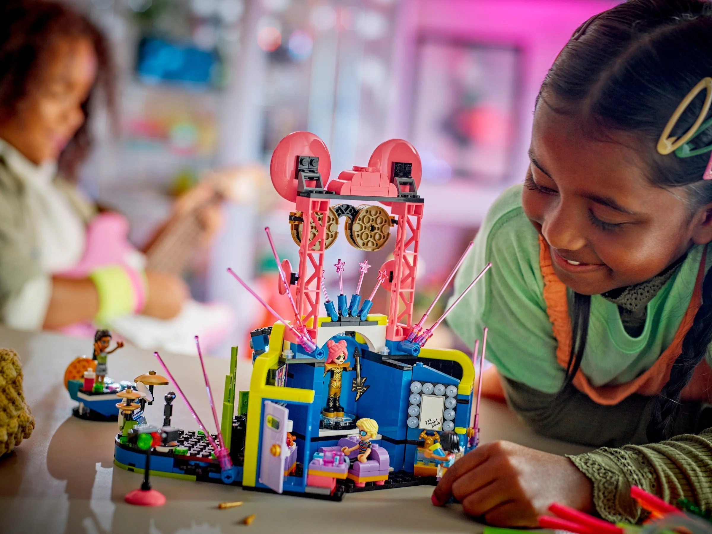 LEGO® 42616 Pokaz talentów muzycznych w Heartlake - zdjęcie 7