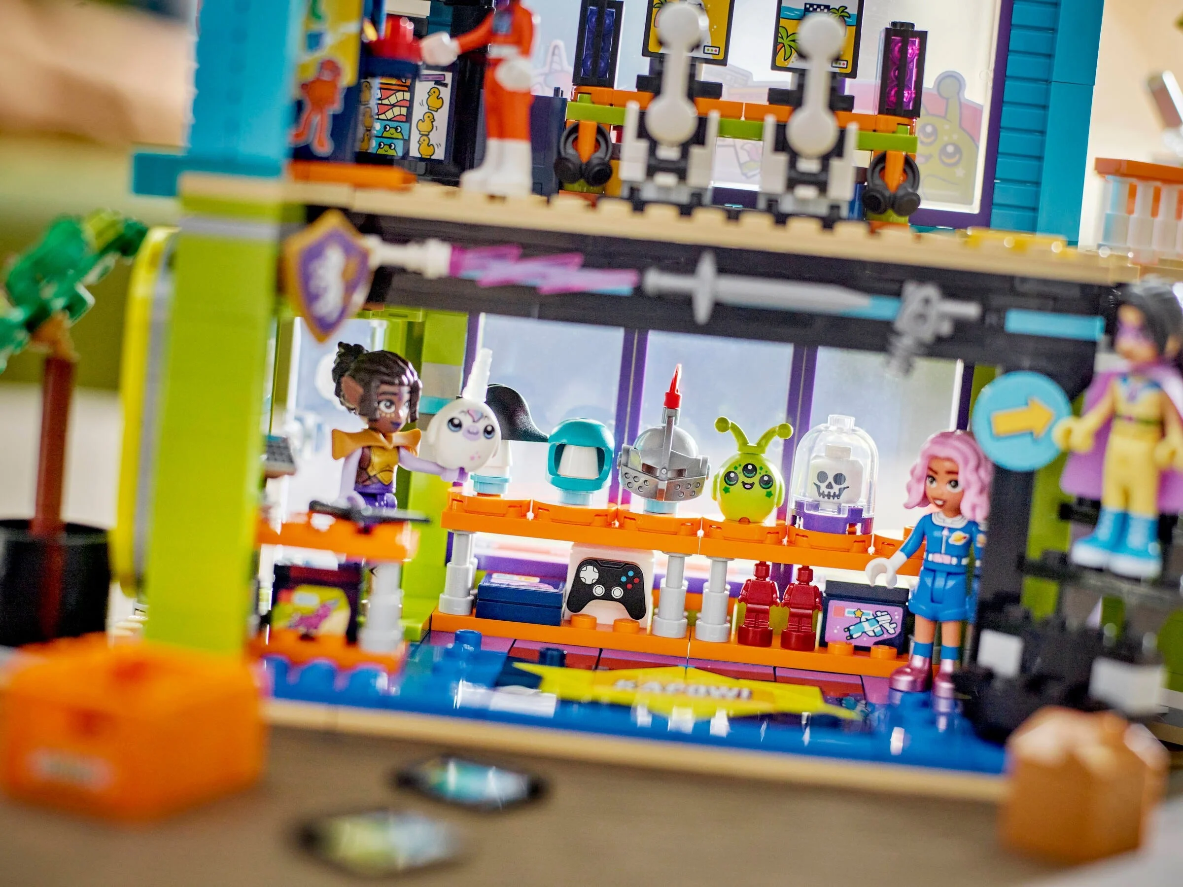 LEGO® 42674 Sklep z grami i komiksami - zdjęcie 9