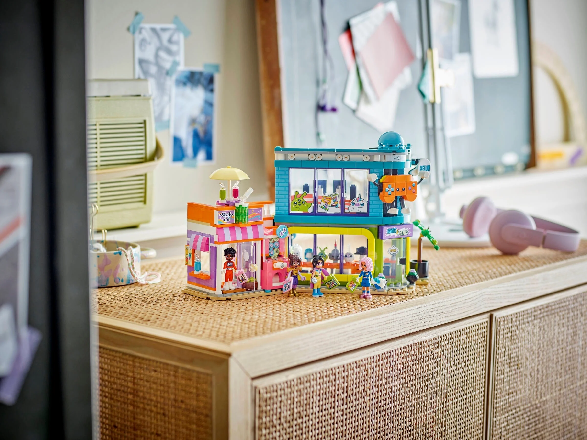 LEGO® 42674 Sklep z grami i komiksami - zdjęcie 10