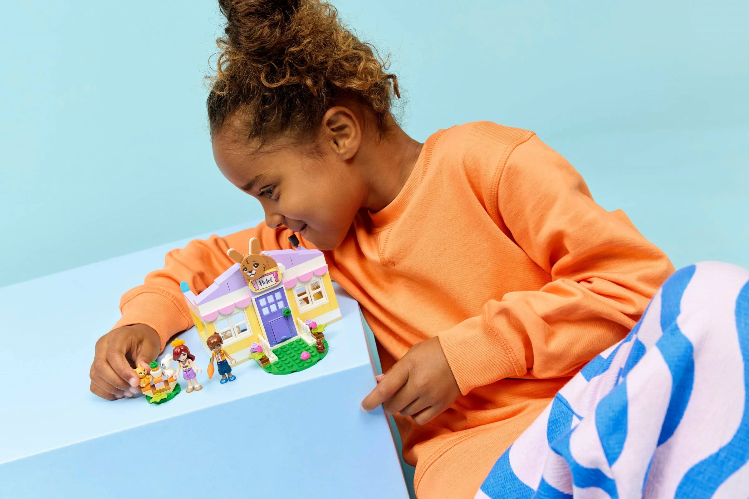 LEGO® 42679 Hotel Dla Królików w Mieście Heartlake - zdjęcie 8