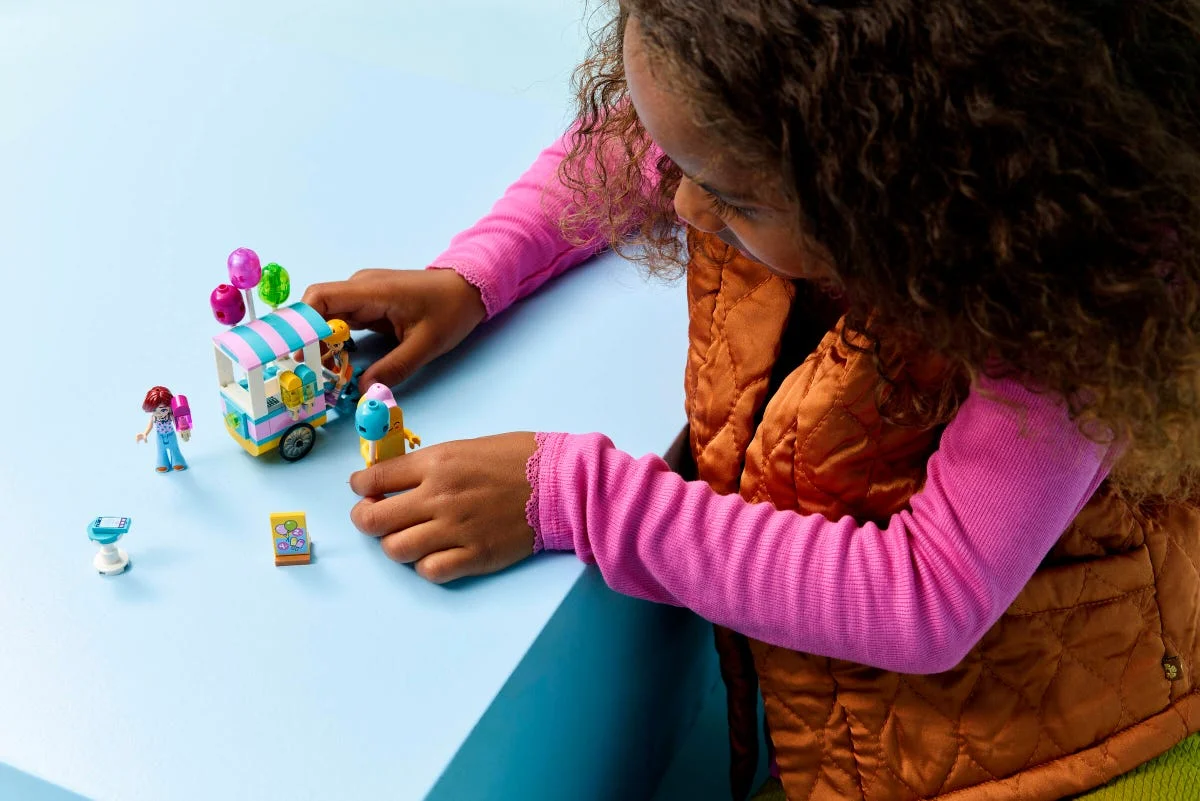 LEGO® 42692 LEGO Friends Stoisko z lodami i balonami - zdjęcie 2