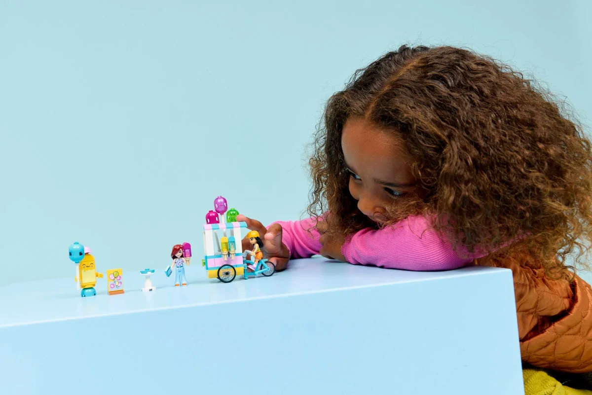 LEGO® 42692 LEGO Friends Stoisko z lodami i balonami - zdjęcie 10