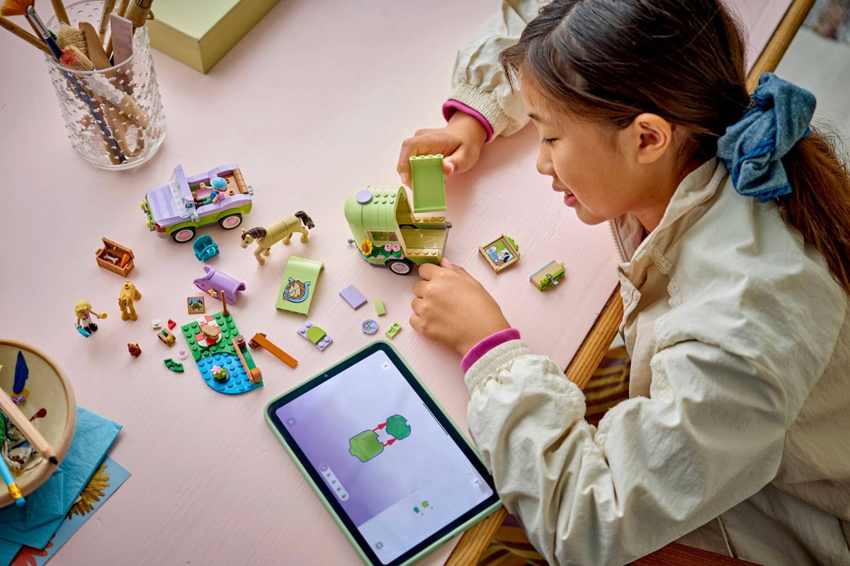 LEGO® 42695 Przyczepa z koniem i źrebaczkiem - zdjęcie 8