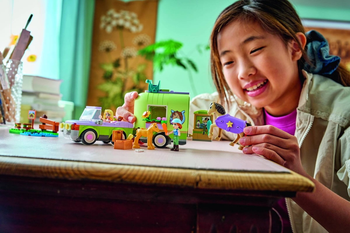 LEGO® 42695 Przyczepa z koniem i źrebaczkiem - zdjęcie 12