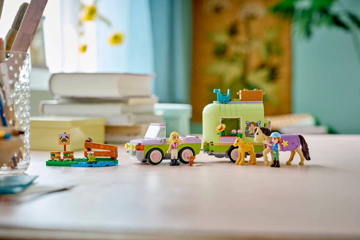 LEGO® 42695 Przyczepa z koniem i źrebaczkiem - zdjęcie 14