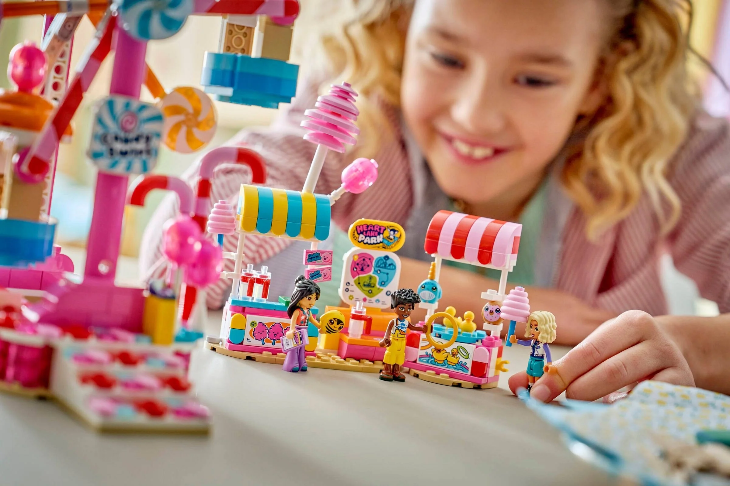 LEGO® 42700 Cukierkowo-babeczkowy diabelski młyn - zdjęcie 6