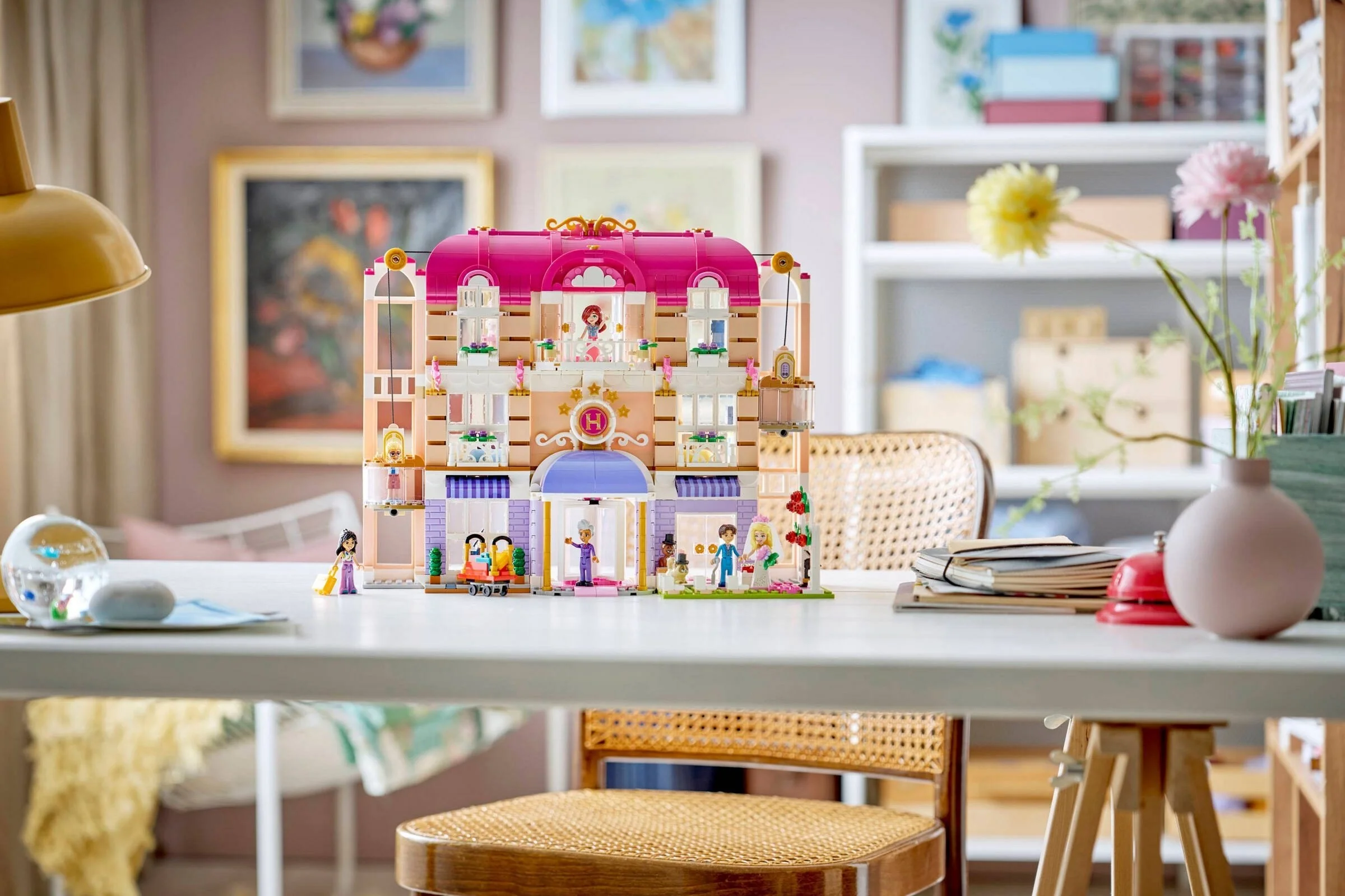 LEGO® 42704 Grand Hotel w mieście Heartlake - zdjęcie 10