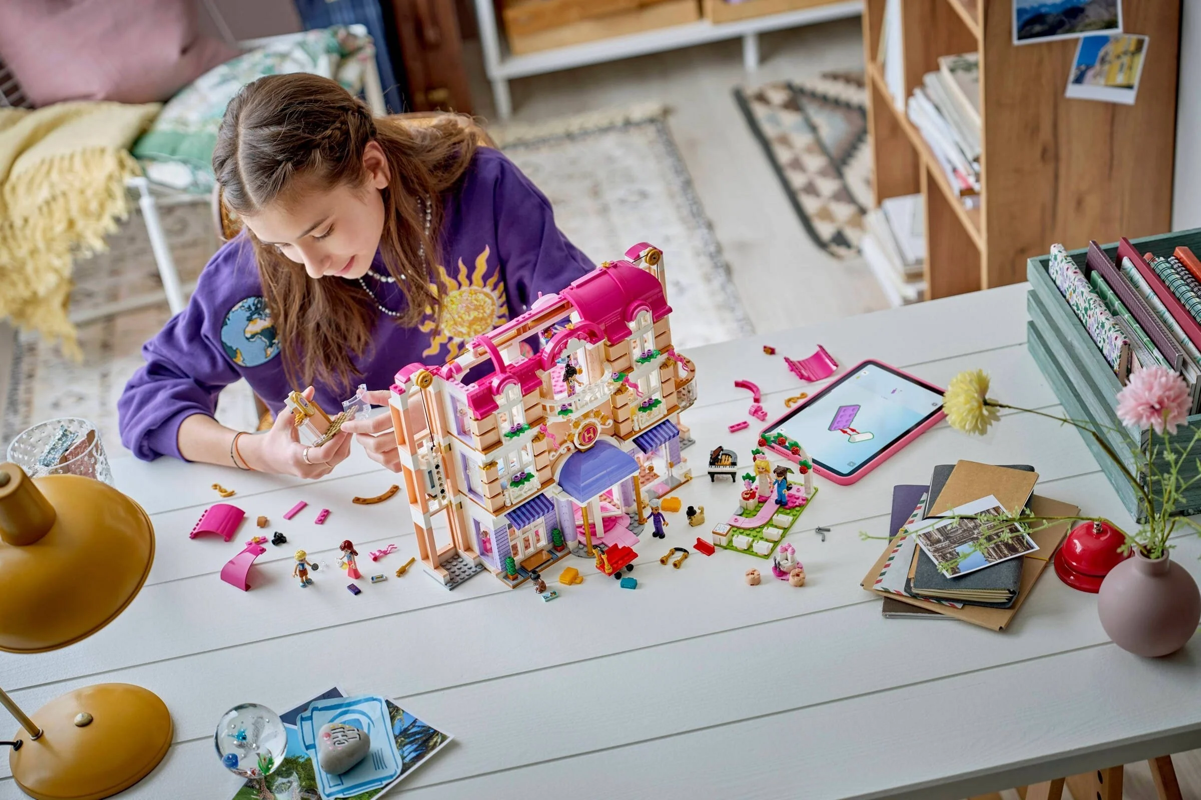 LEGO® 42704 Grand Hotel w mieście Heartlake - zdjęcie 4