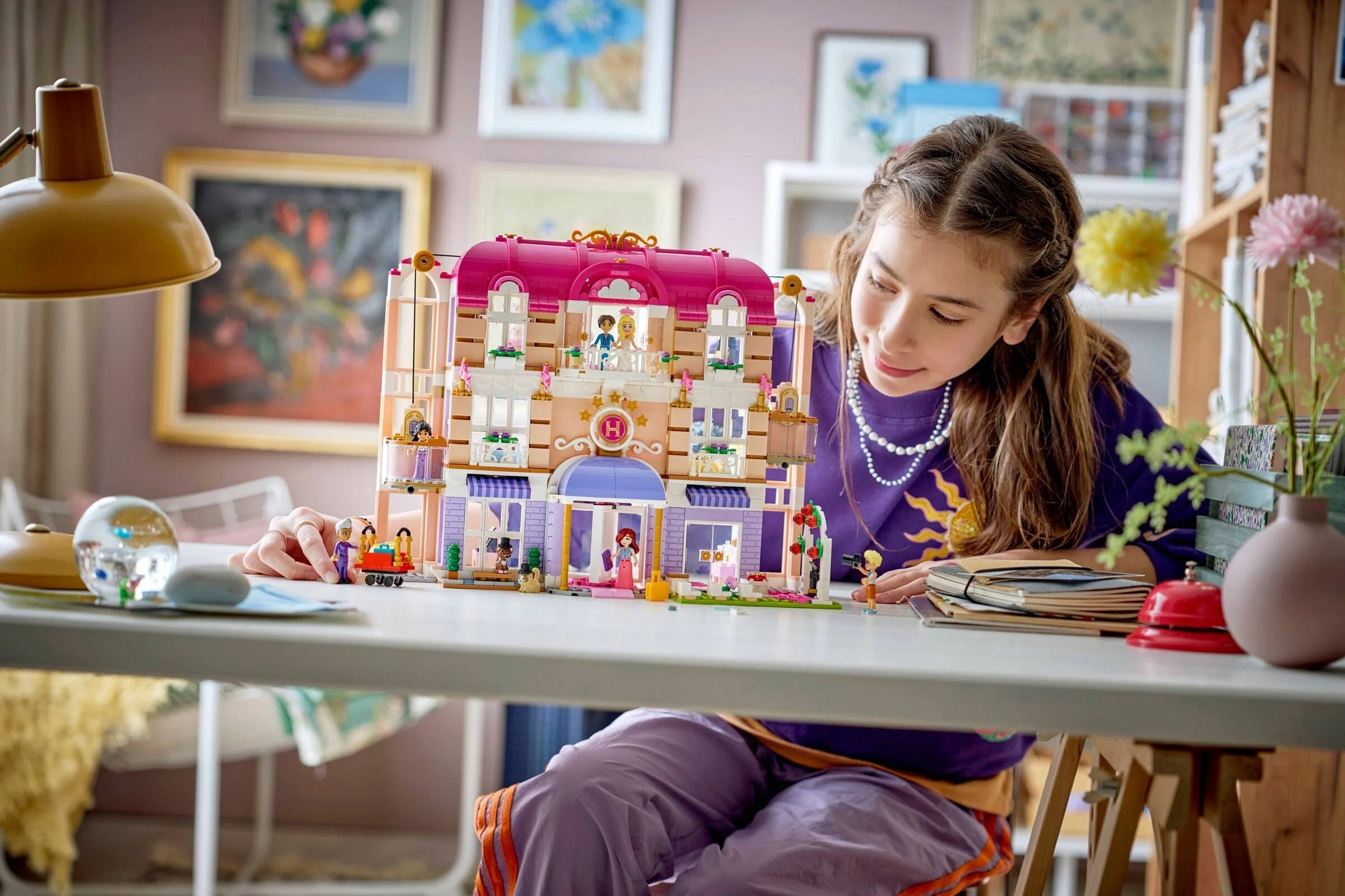 LEGO® 42704 Grand Hotel w mieście Heartlake - zdjęcie 5