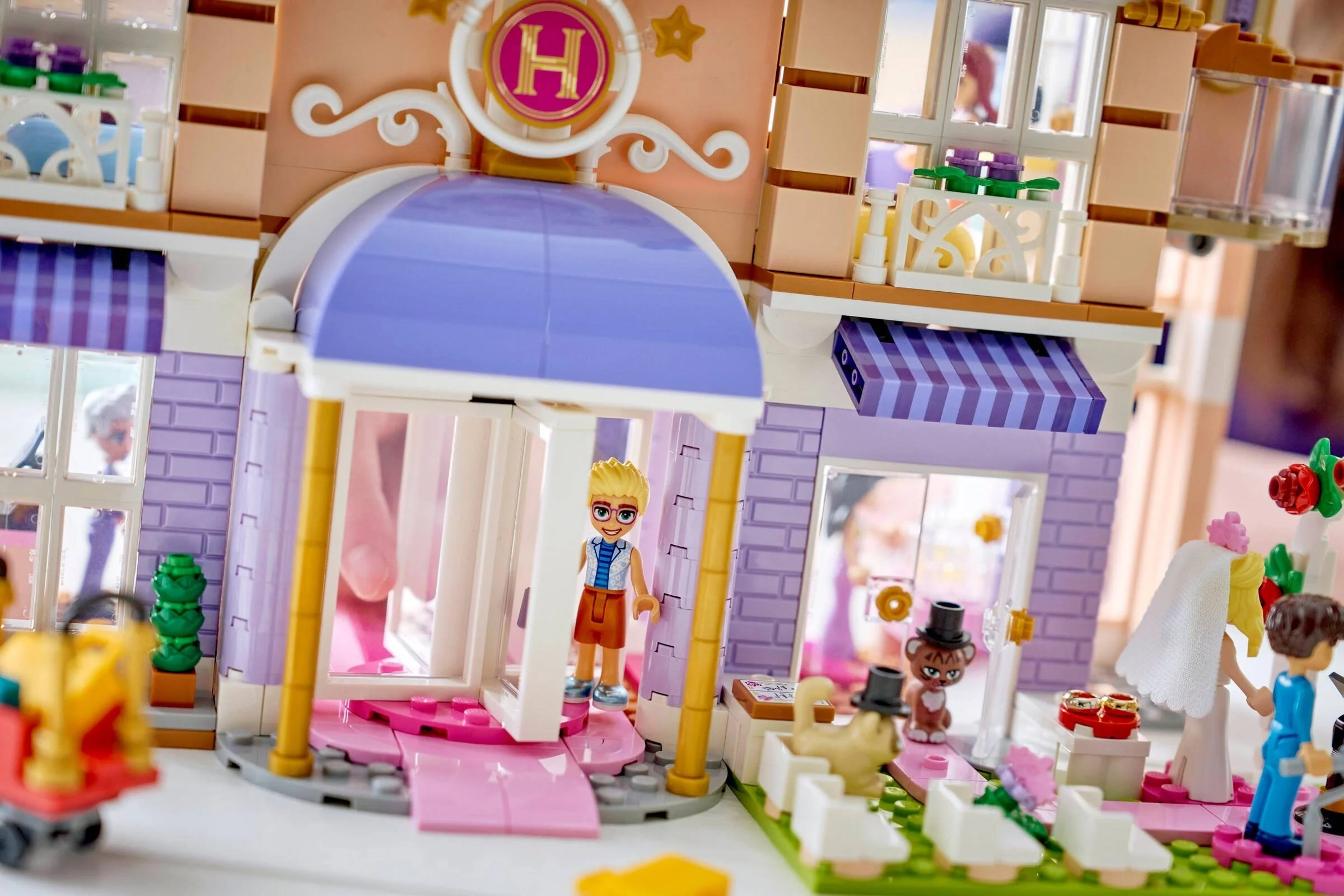 LEGO® 42704 Grand Hotel w mieście Heartlake - zdjęcie 6