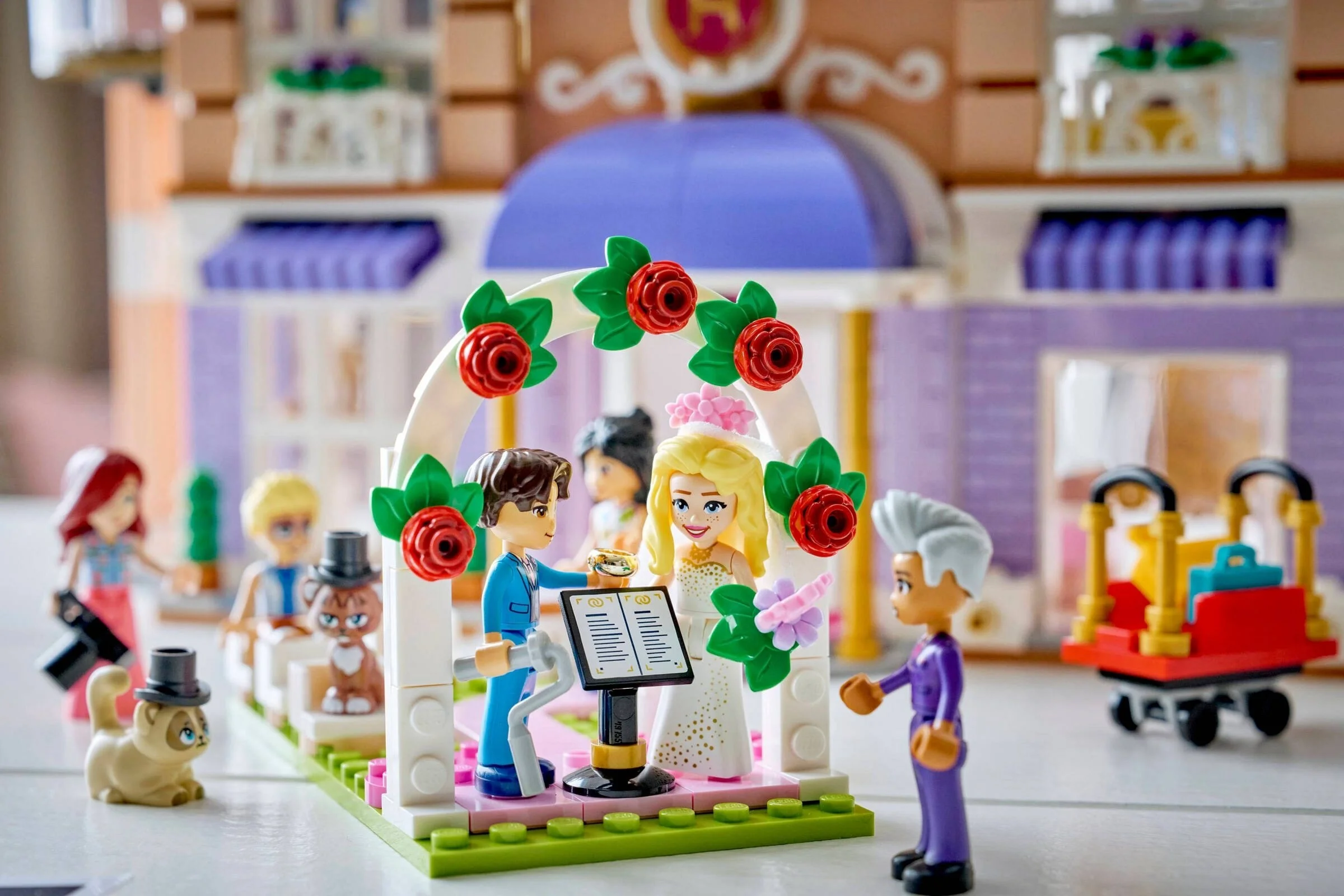 LEGO® 42704 Grand Hotel w mieście Heartlake - zdjęcie 7