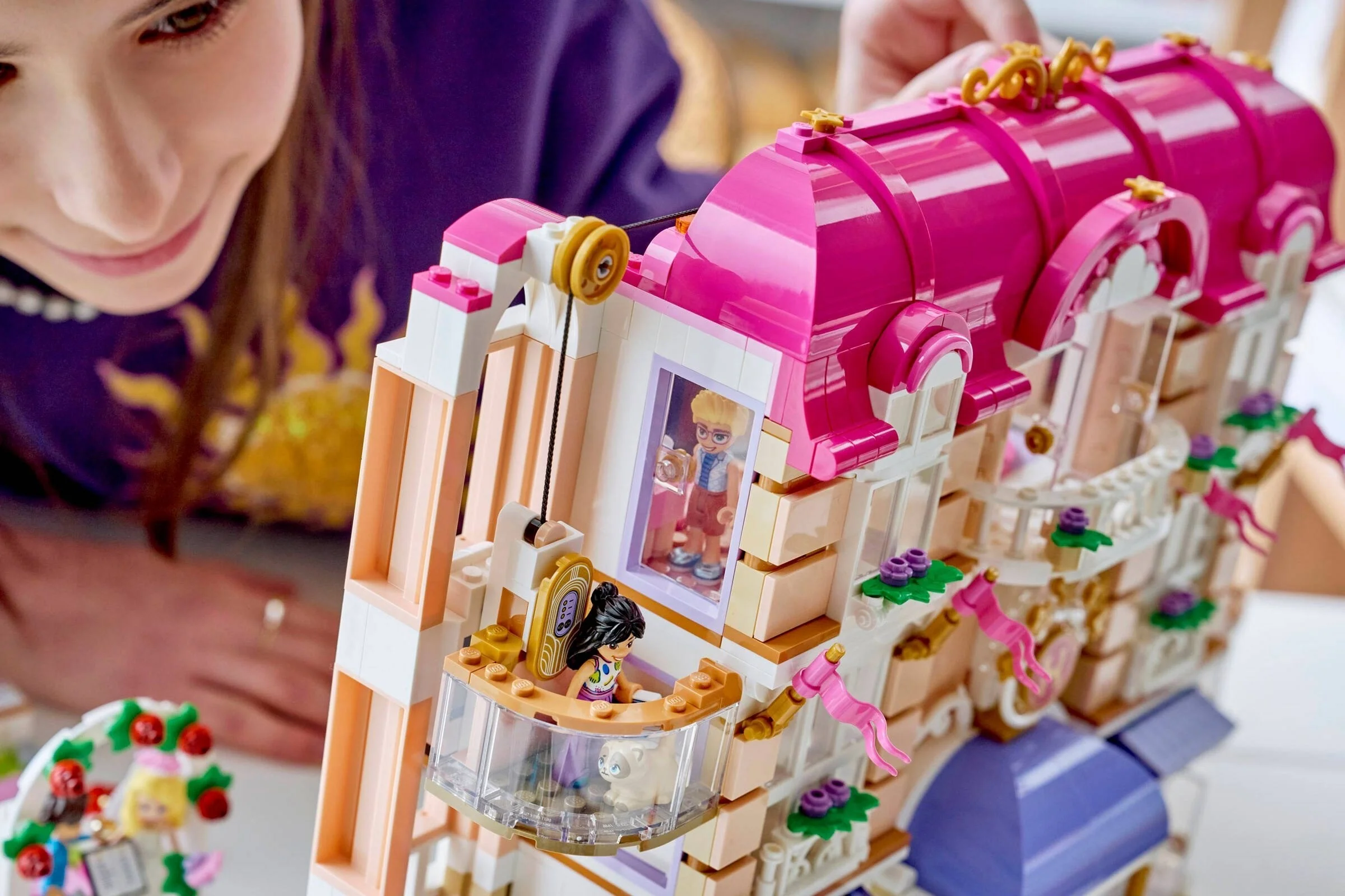 LEGO® 42704 Grand Hotel w mieście Heartlake - zdjęcie 8