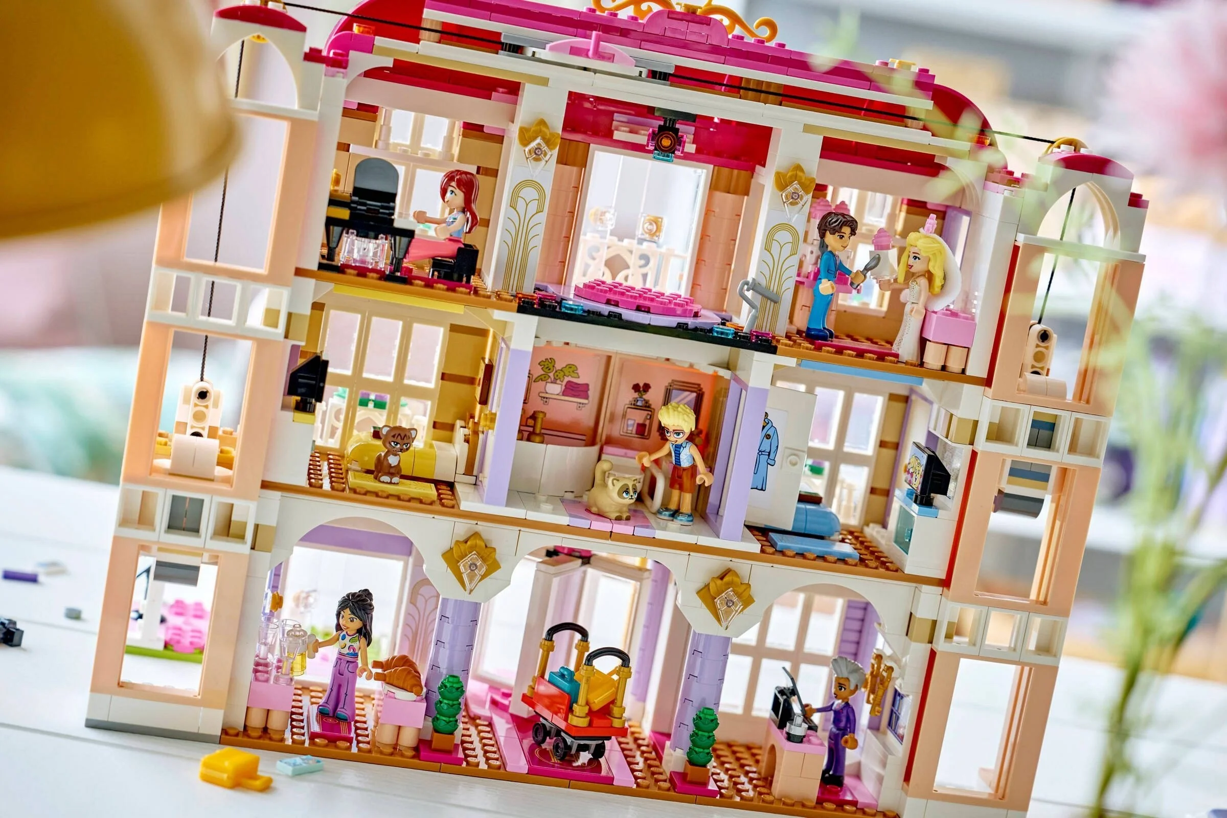 LEGO® 42704 Grand Hotel w mieście Heartlake - zdjęcie 9