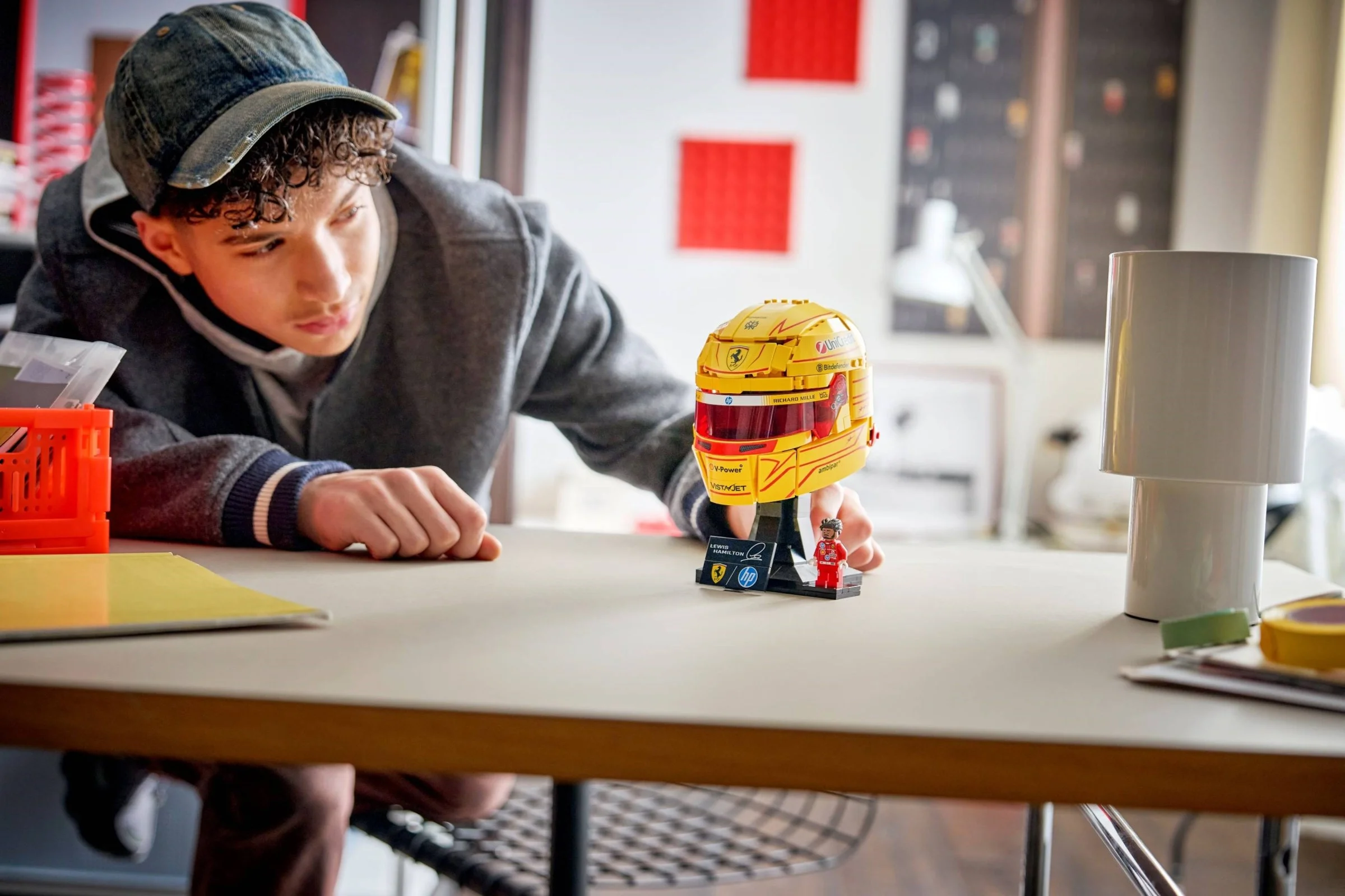 LEGO® 43022 LEGO Editions Formula 1 Vehicles Kask Lewis Hamilton Scuderia Ferrari HP - zdjęcie 6