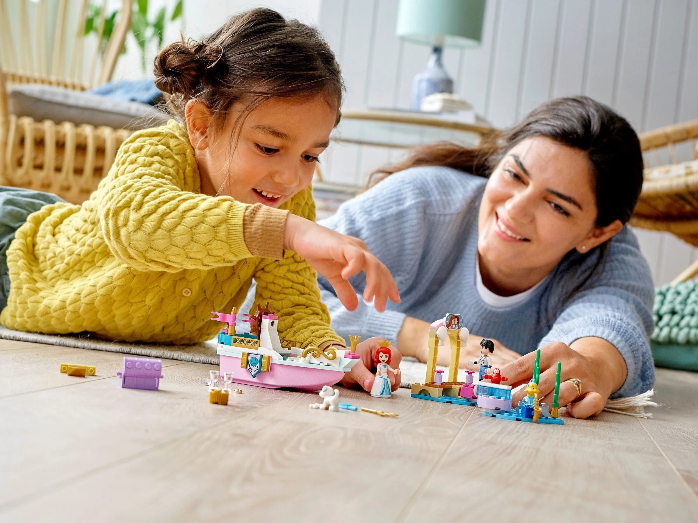 LEGO® 43191 Świąteczna łódź Arielki - zdjęcie 3