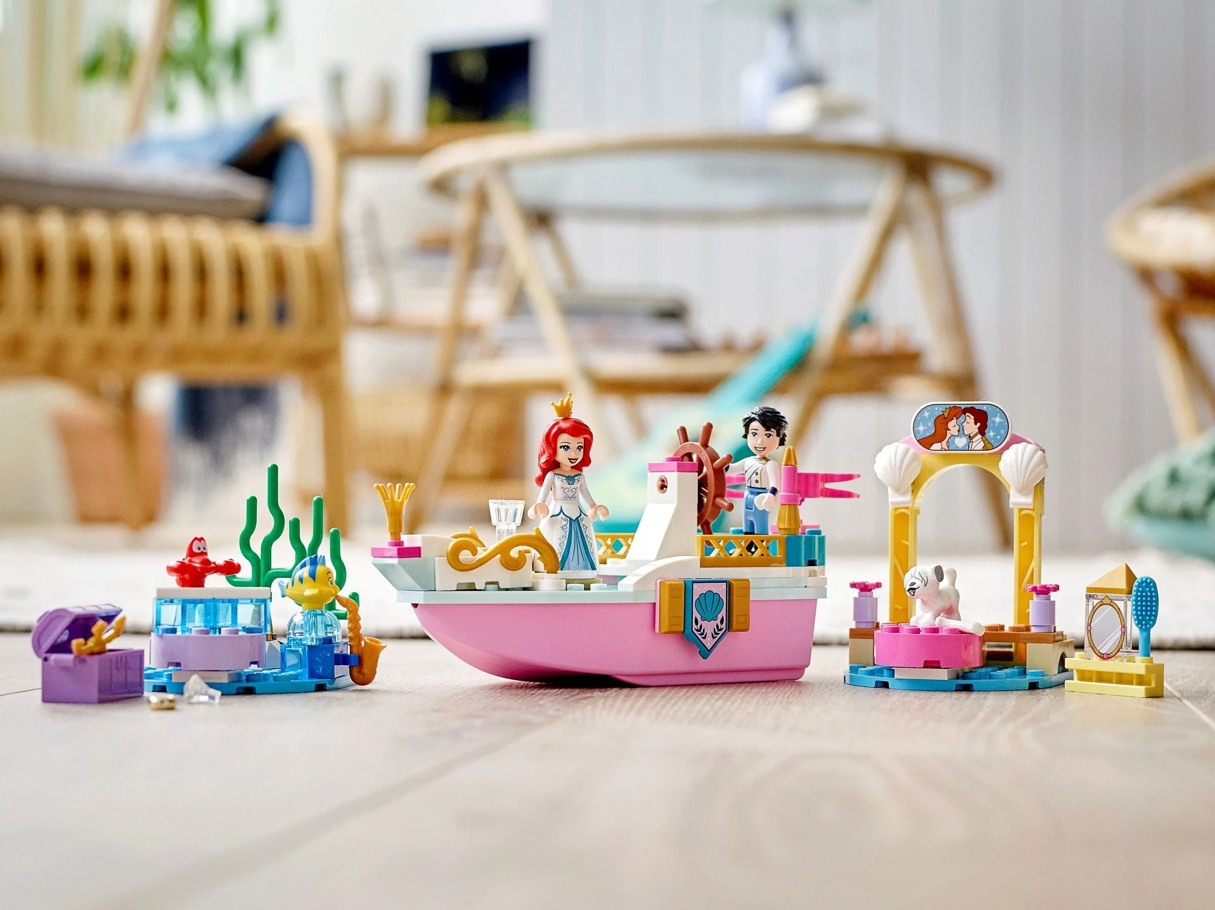 LEGO® 43191 Świąteczna łódź Arielki - zdjęcie 4