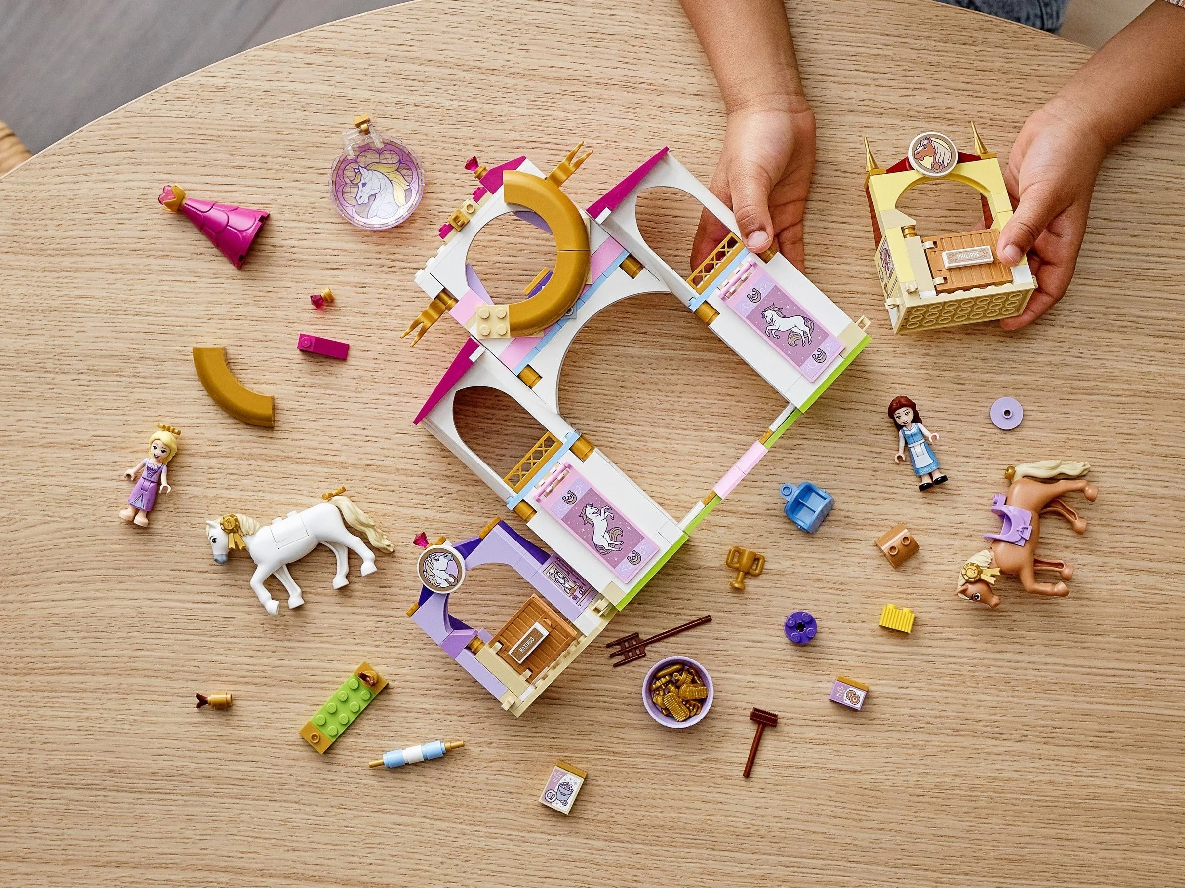 LEGO® 43195 Królewskie stajnie Belli i Roszpunki - zdjęcie 4