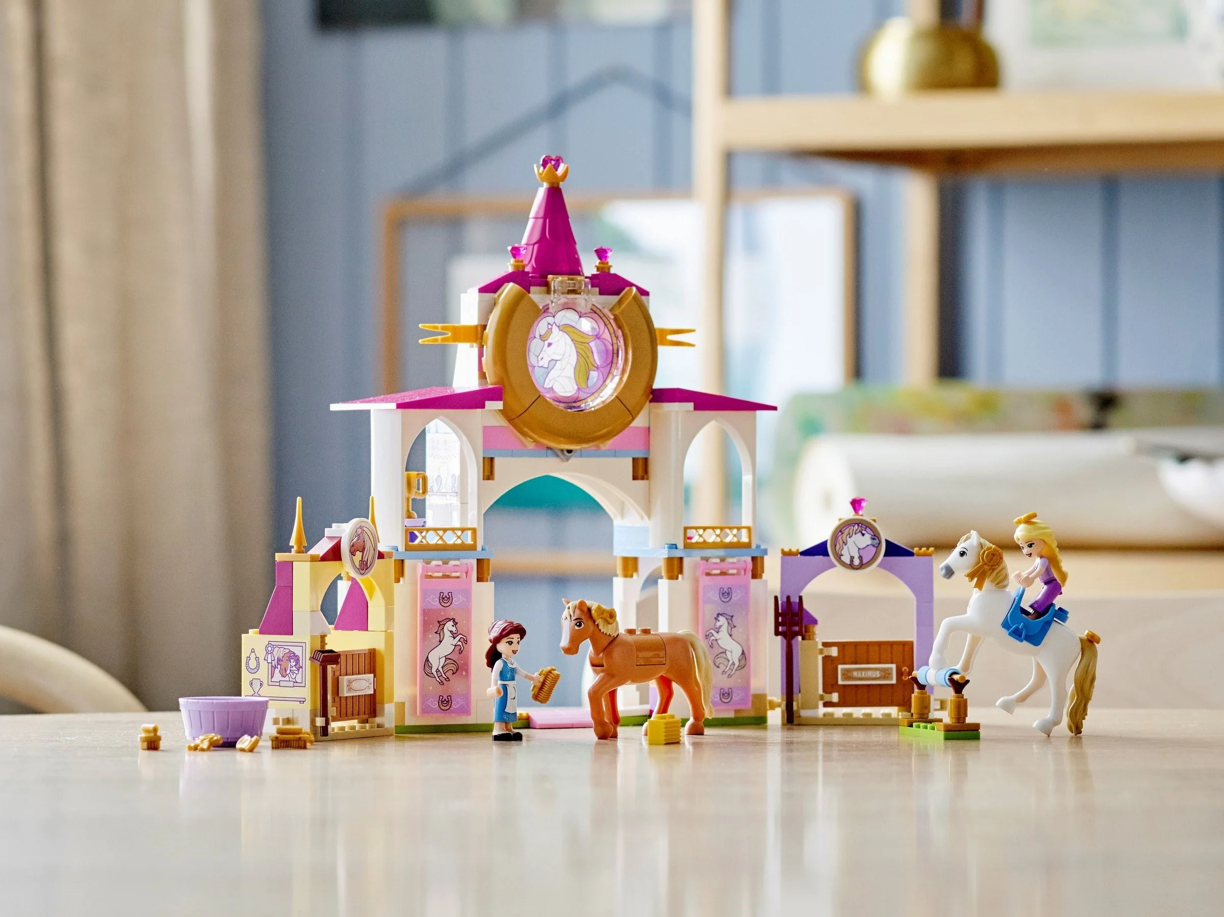 LEGO® 43195 Królewskie stajnie Belli i Roszpunki - zdjęcie 6