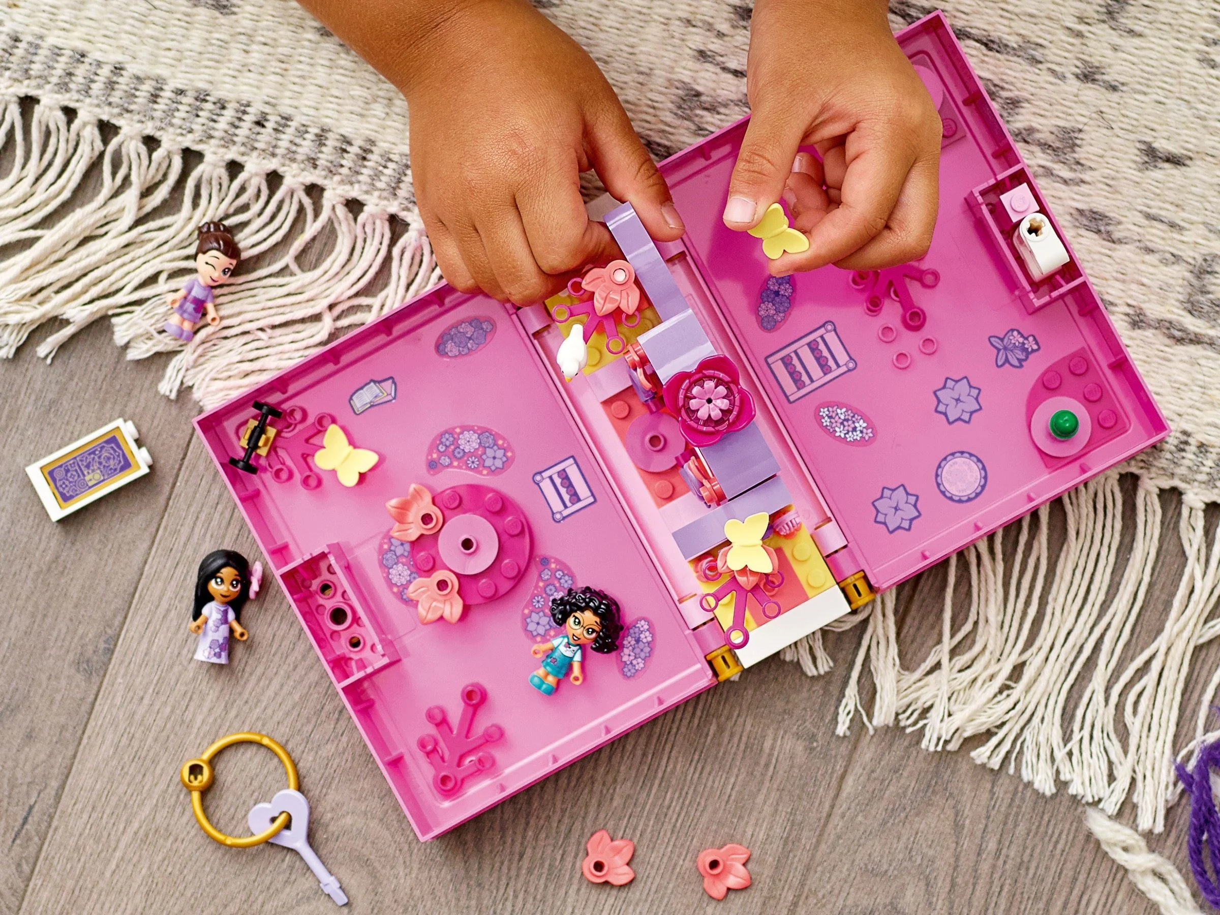 LEGO® 43201 LEGO Disney Encanto Magiczne drzwi Isabeli - zdjęcie 13