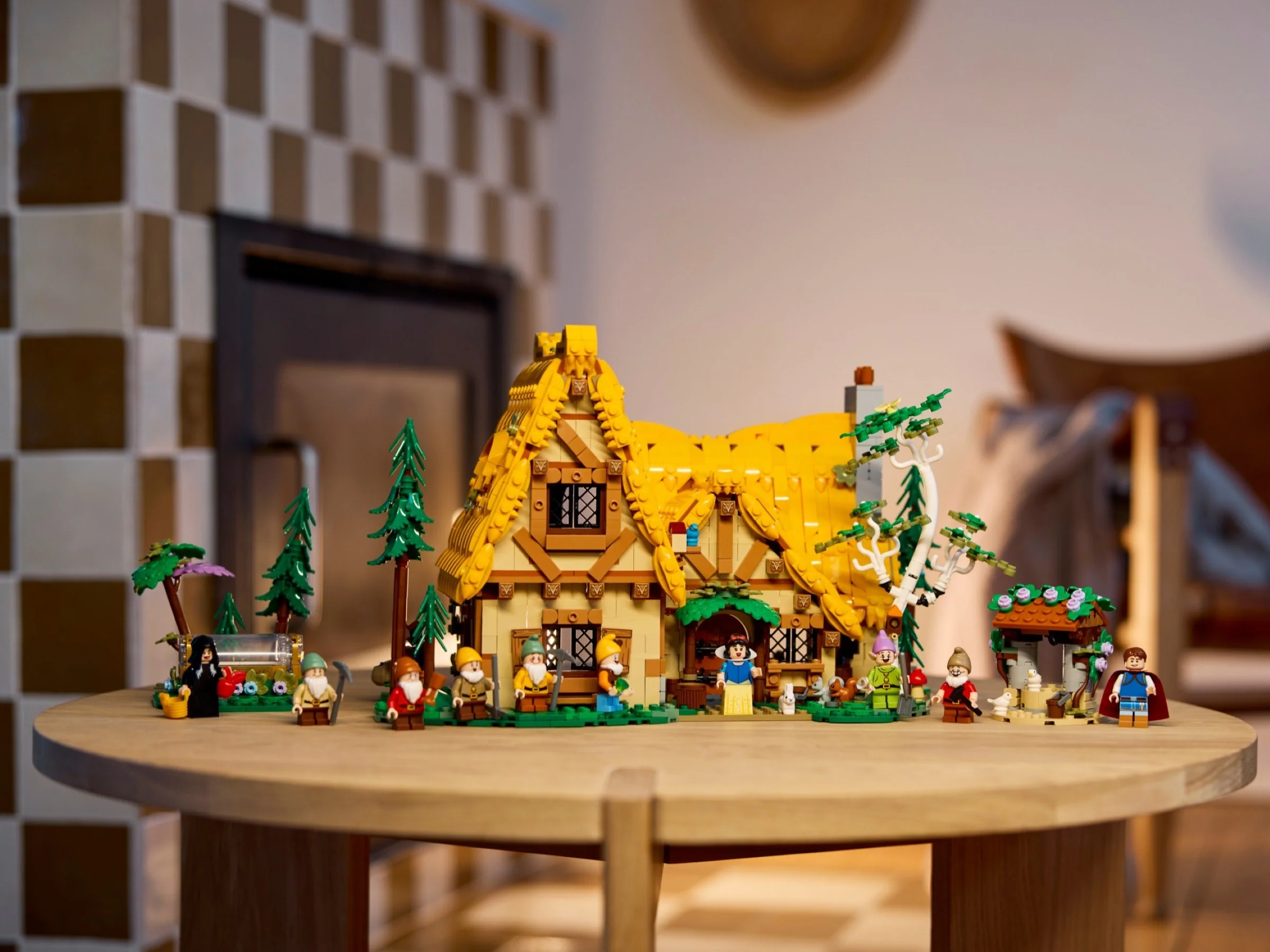 LEGO® 43242 Chatka Królewny Śnieżki i siedmiu krasnoludków - zdjęcie 7