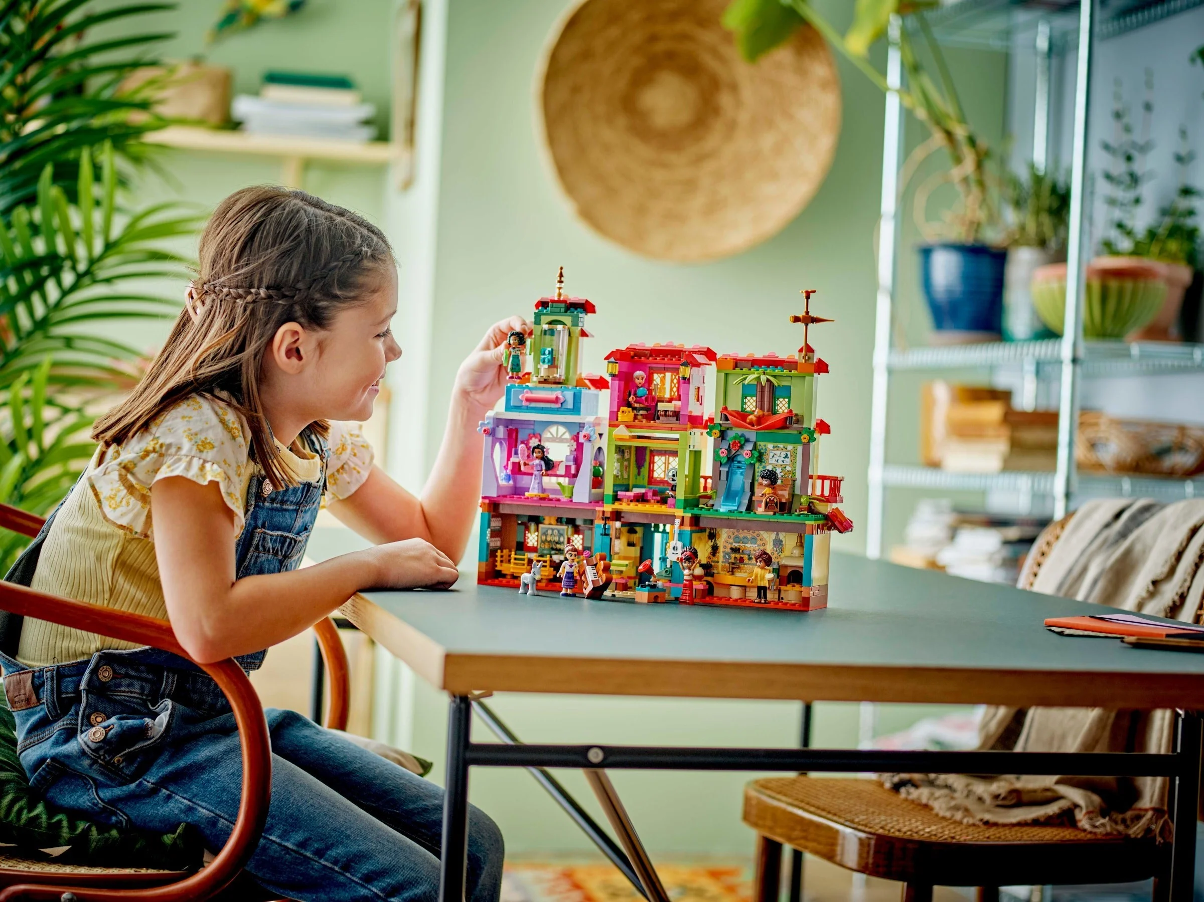 LEGO® 43245 Magiczny dom Madrigalów - zdjęcie 10