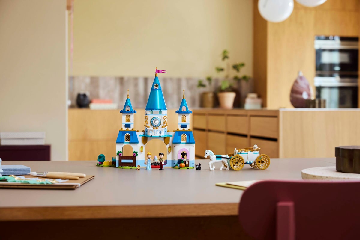 LEGO® 43275 Zamek Kopciuszka i kareta - zdjęcie 12