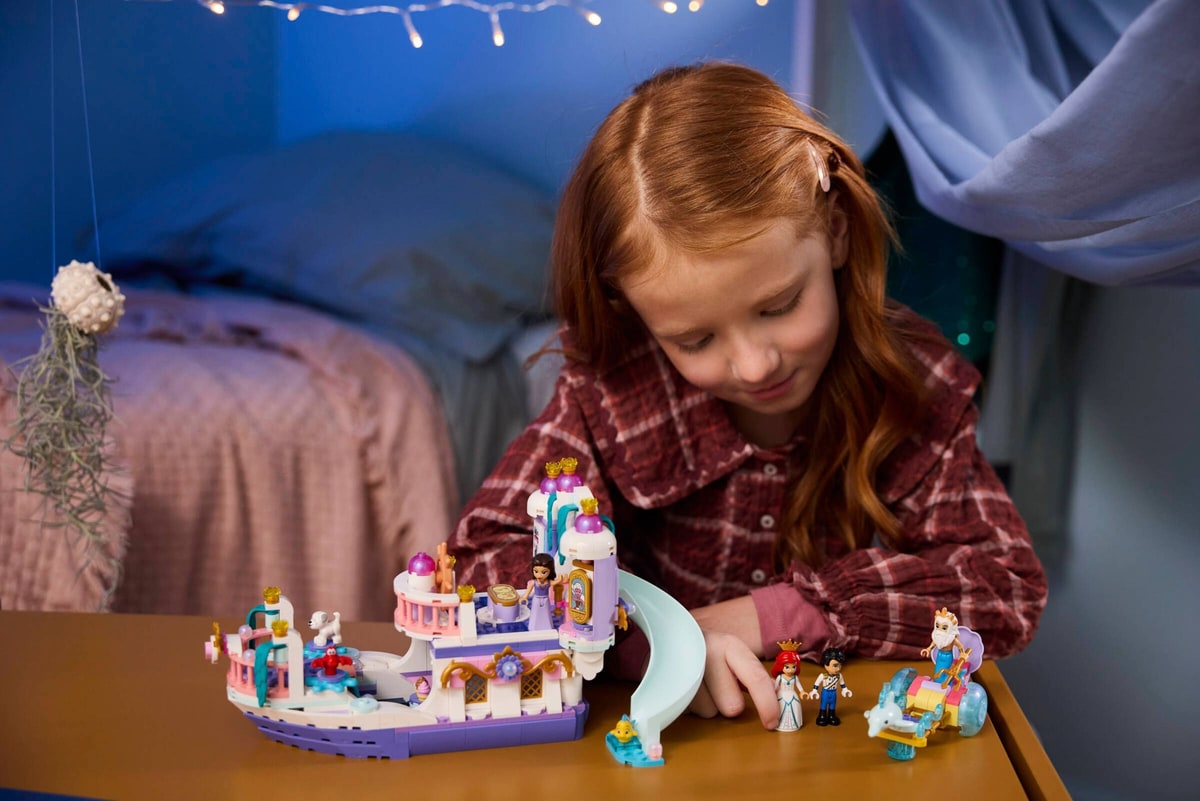 LEGO® 43299 Królewska łódź weselna Arielki - zdjęcie 14
