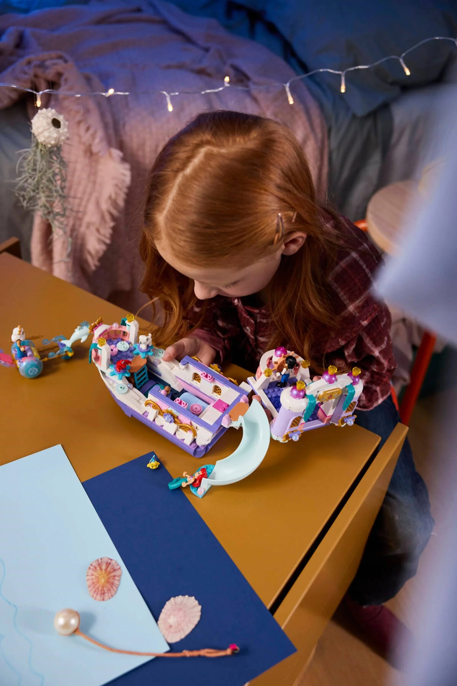 LEGO® 43299 Królewska łódź weselna Arielki - zdjęcie 6