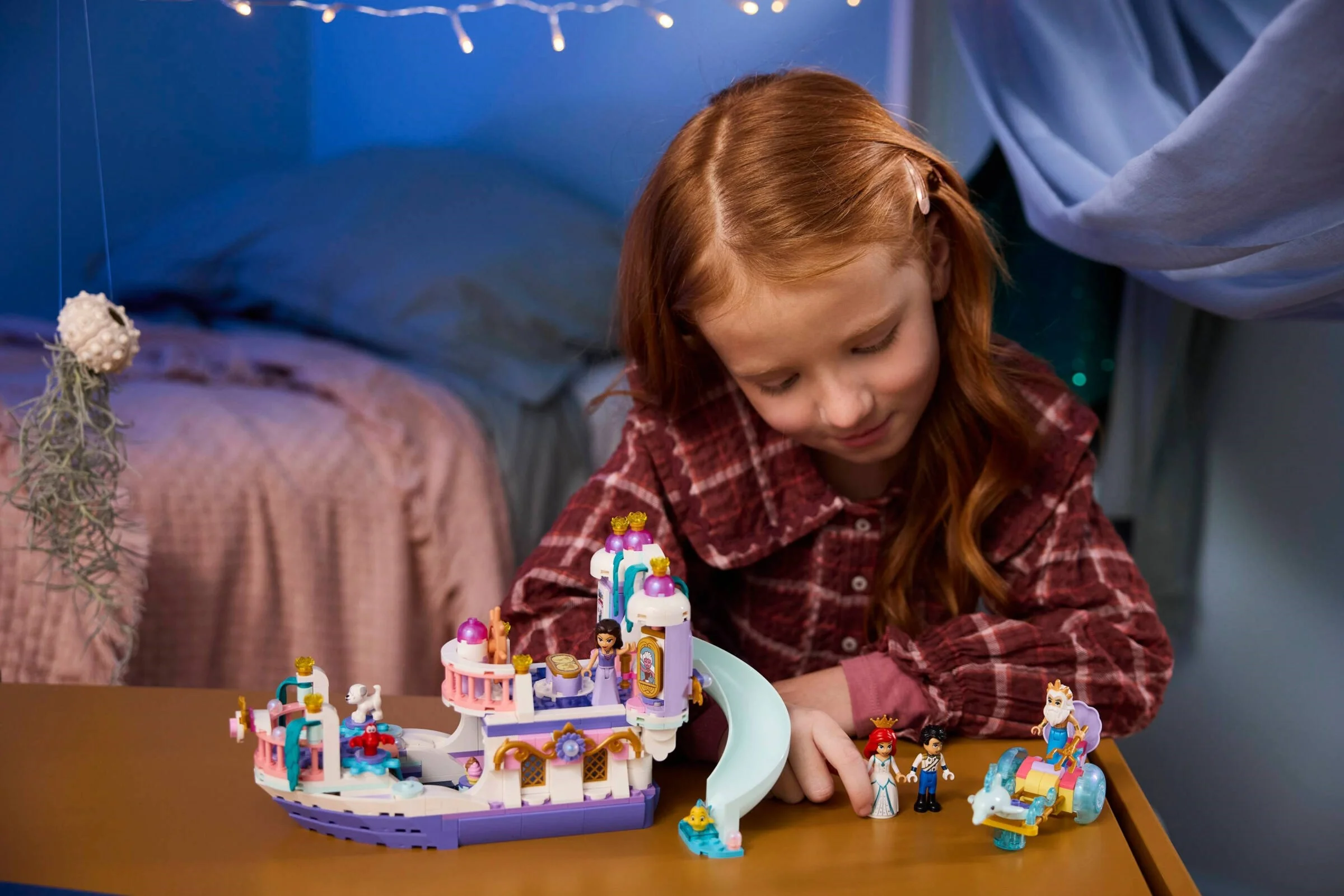 LEGO® 43299 Królewska łódź weselna Arielki - zdjęcie 7
