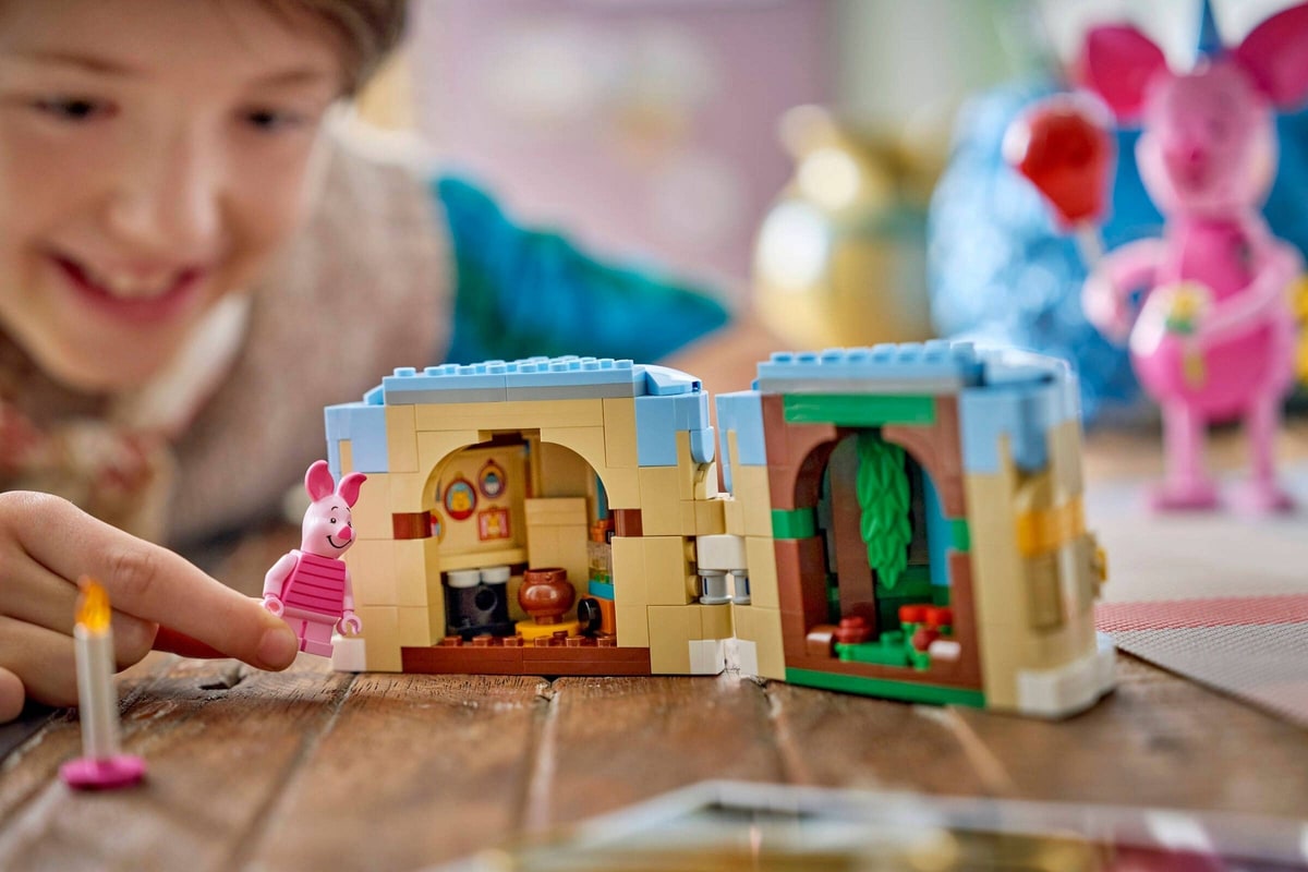 LEGO® 43305 Przyjęcie urodzinowe Prosiaczka - zdjęcie 11