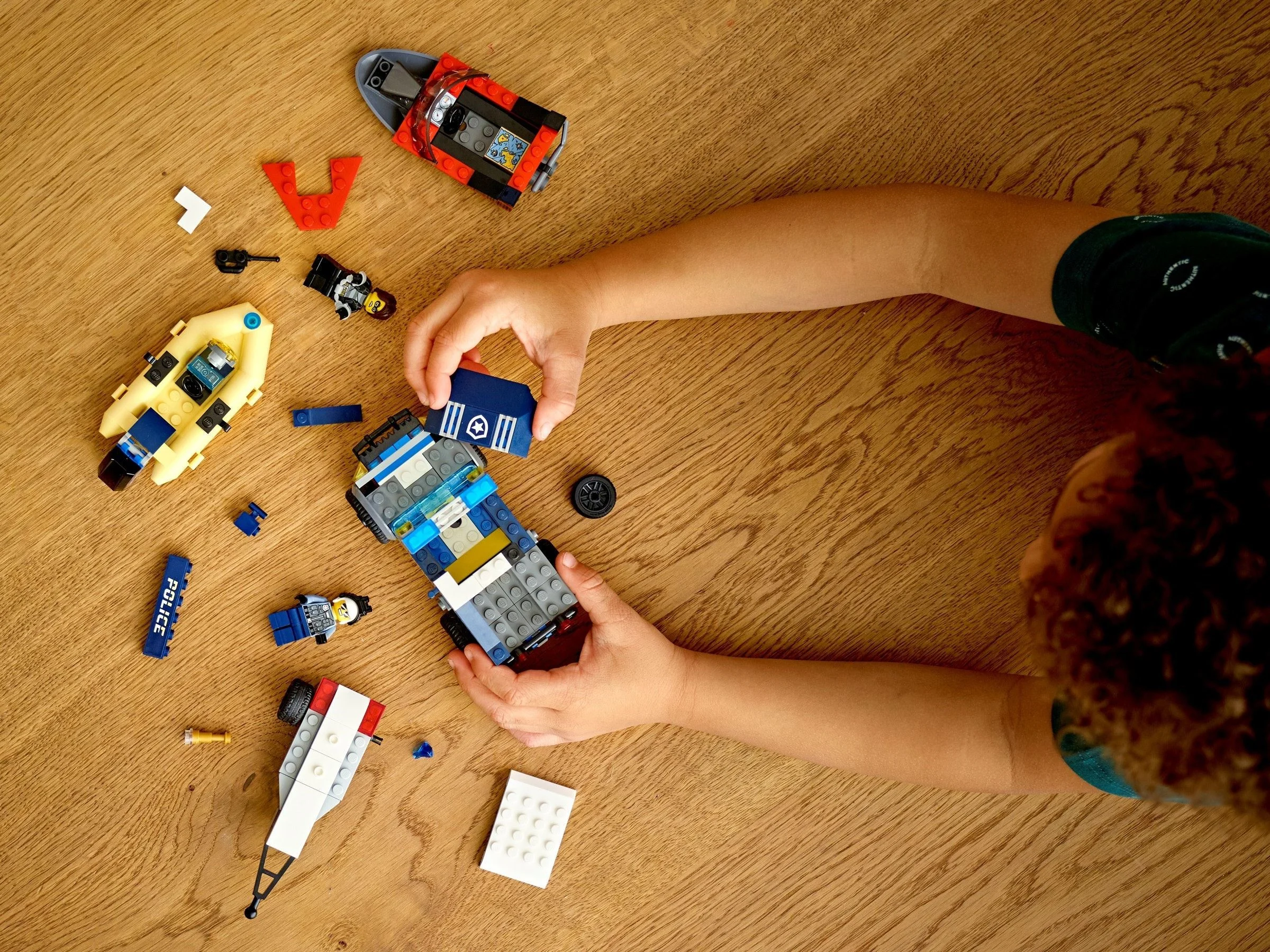 LEGO® 60272 Transport Łodzi Policji Specjalnej - zdjęcie 3