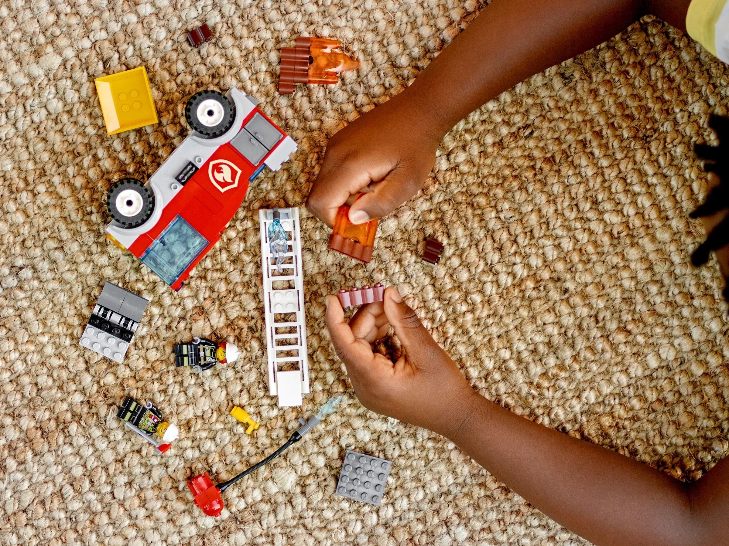 LEGO® 60280 Wóz strażacki z drabiną - zdjęcie 11