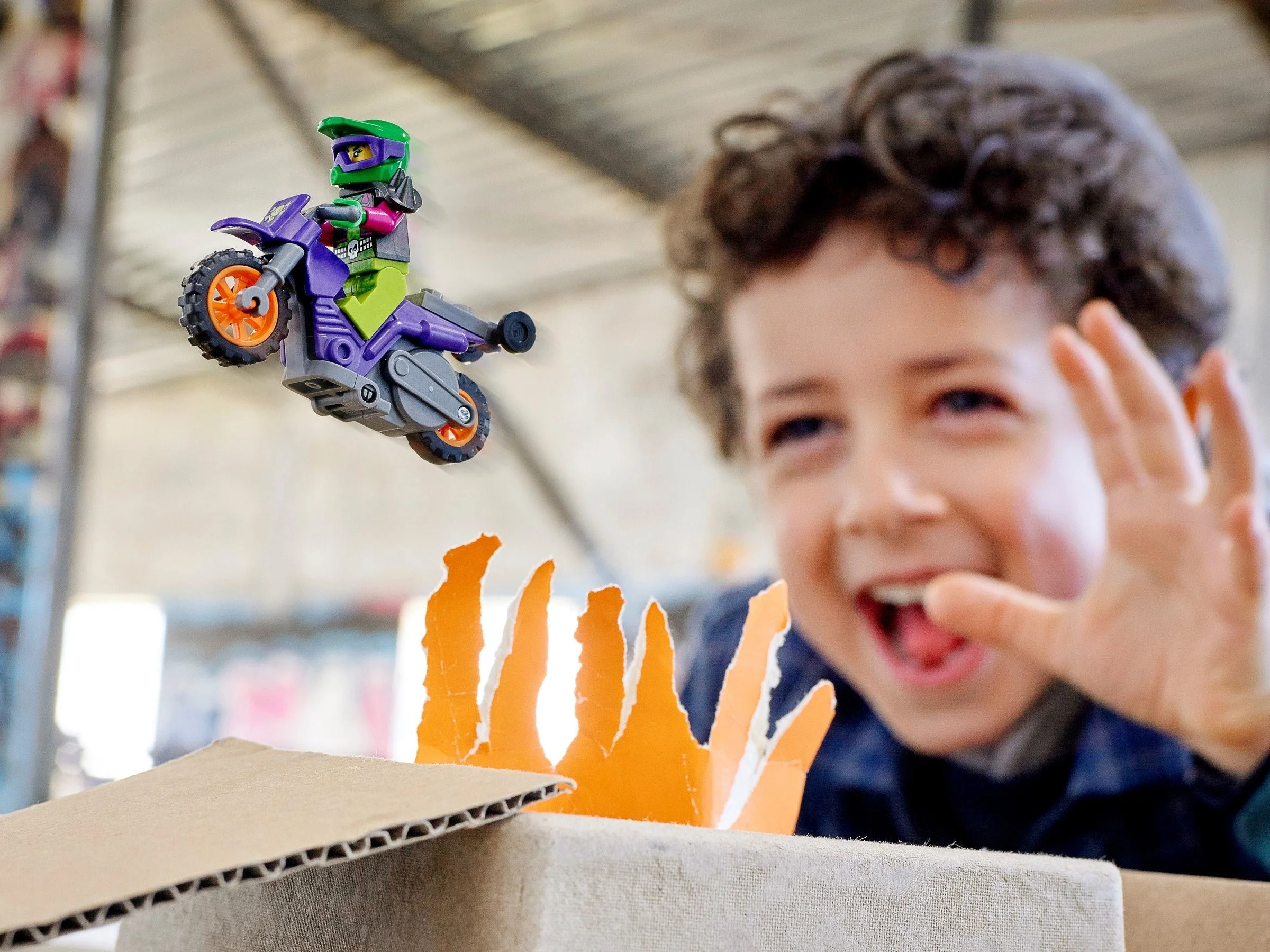 LEGO® 60296 Wheelie na motocyklu kaskaderskim - zdjęcie 3