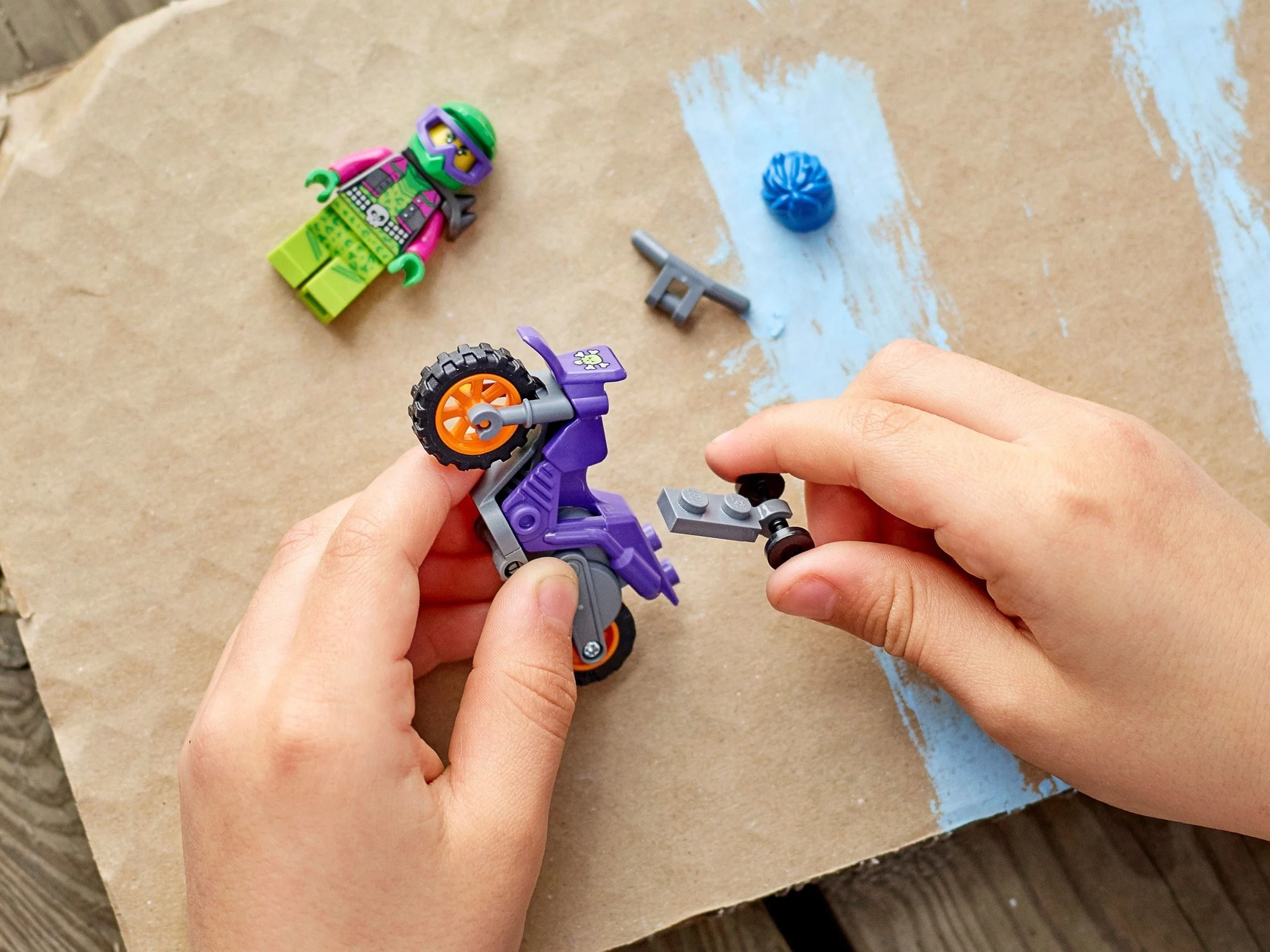 LEGO® 60296 Wheelie na motocyklu kaskaderskim - zdjęcie 10