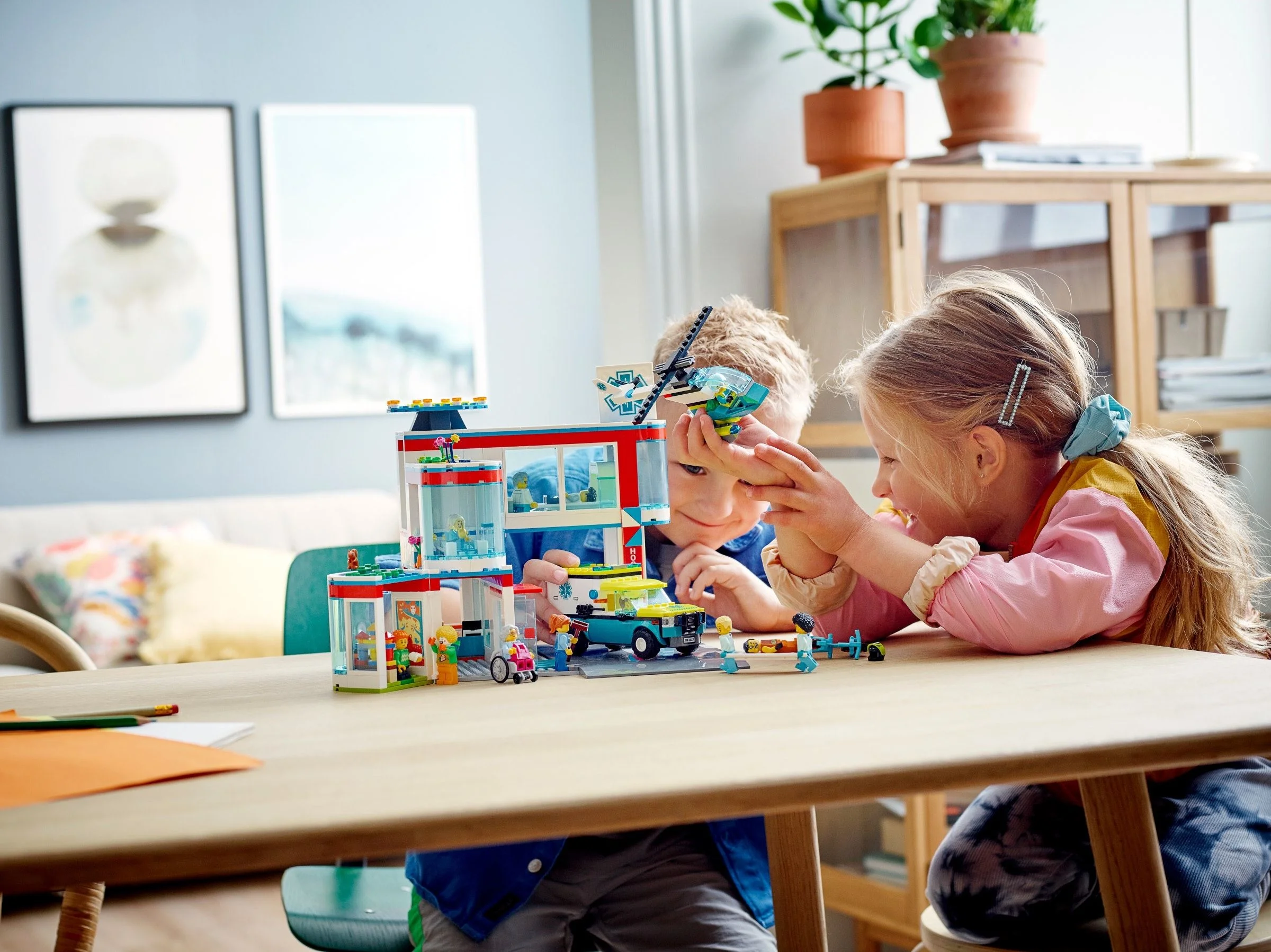 LEGO® 60330 Szpital-karetka/helikopter+ Lego Katalog 2026 - zdjęcie 3