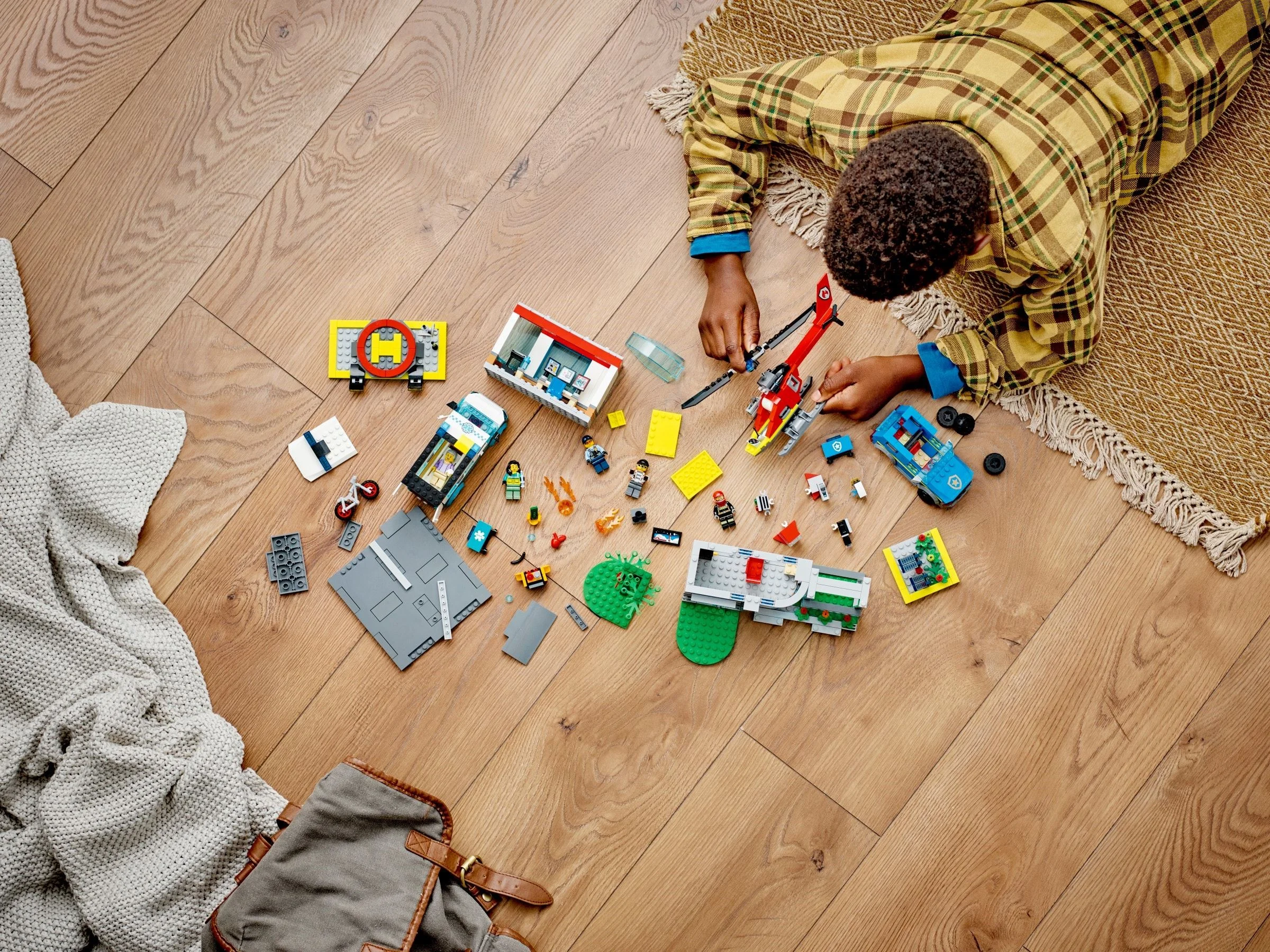 LEGO® 60371 Parking dla pojazdów uprzywilejowanych - zdjęcie 5