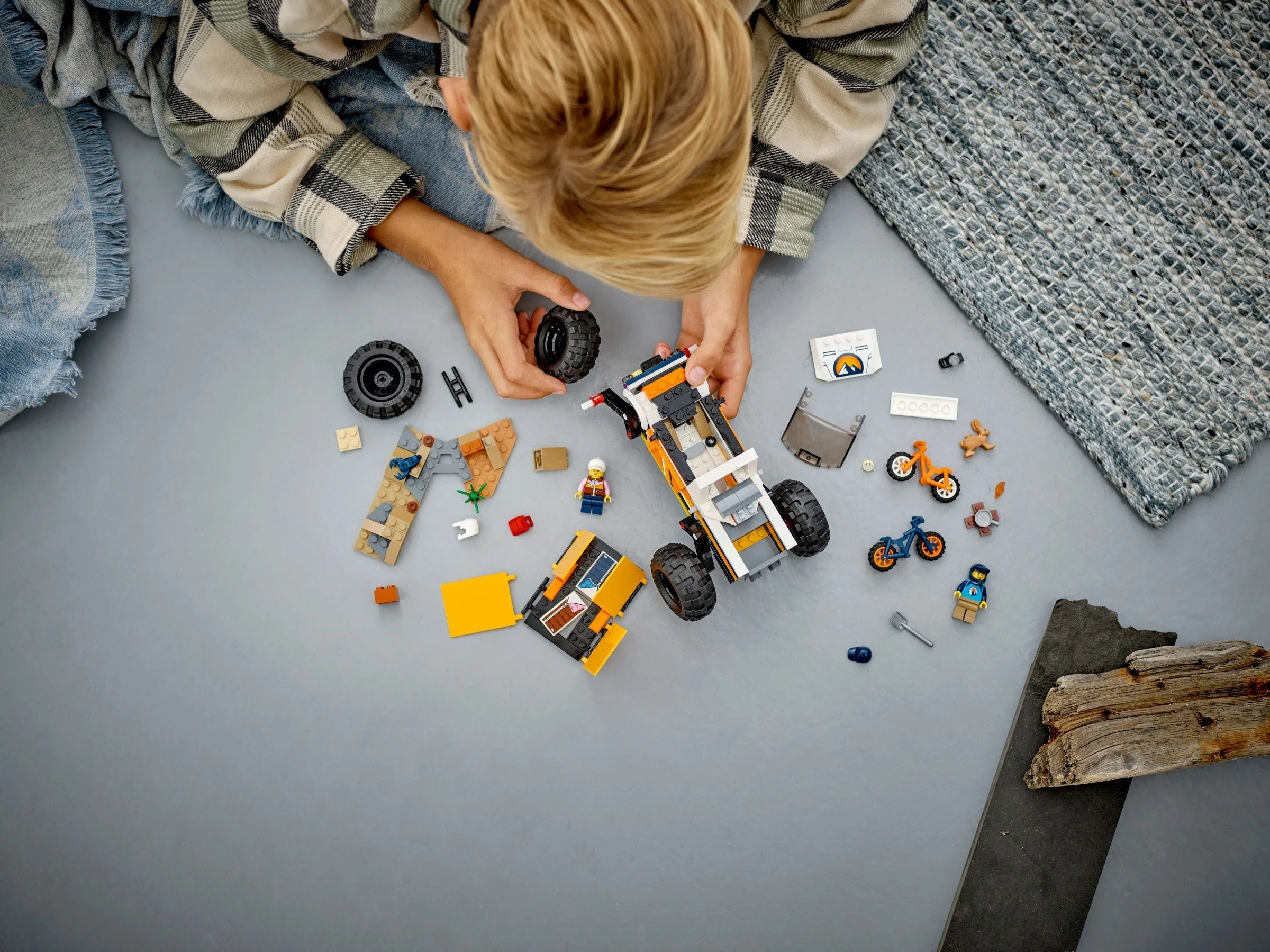 LEGO® 60387 Przygody samochodem terenowym z napędem 4x4 - zdjęcie 3