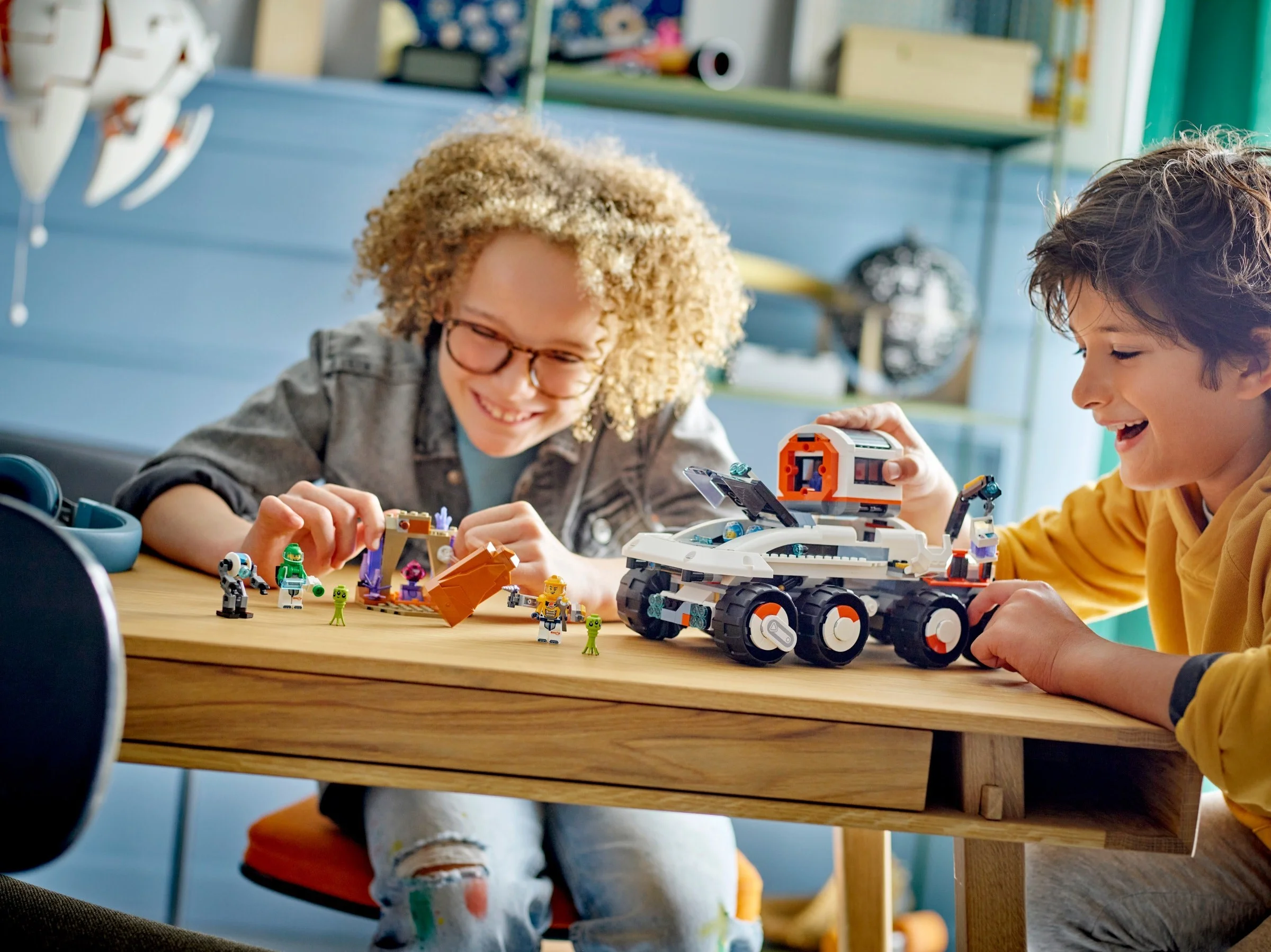 LEGO® 60432 Wóz dowodzenia z żurawiem ładunkowym - zdjęcie 6