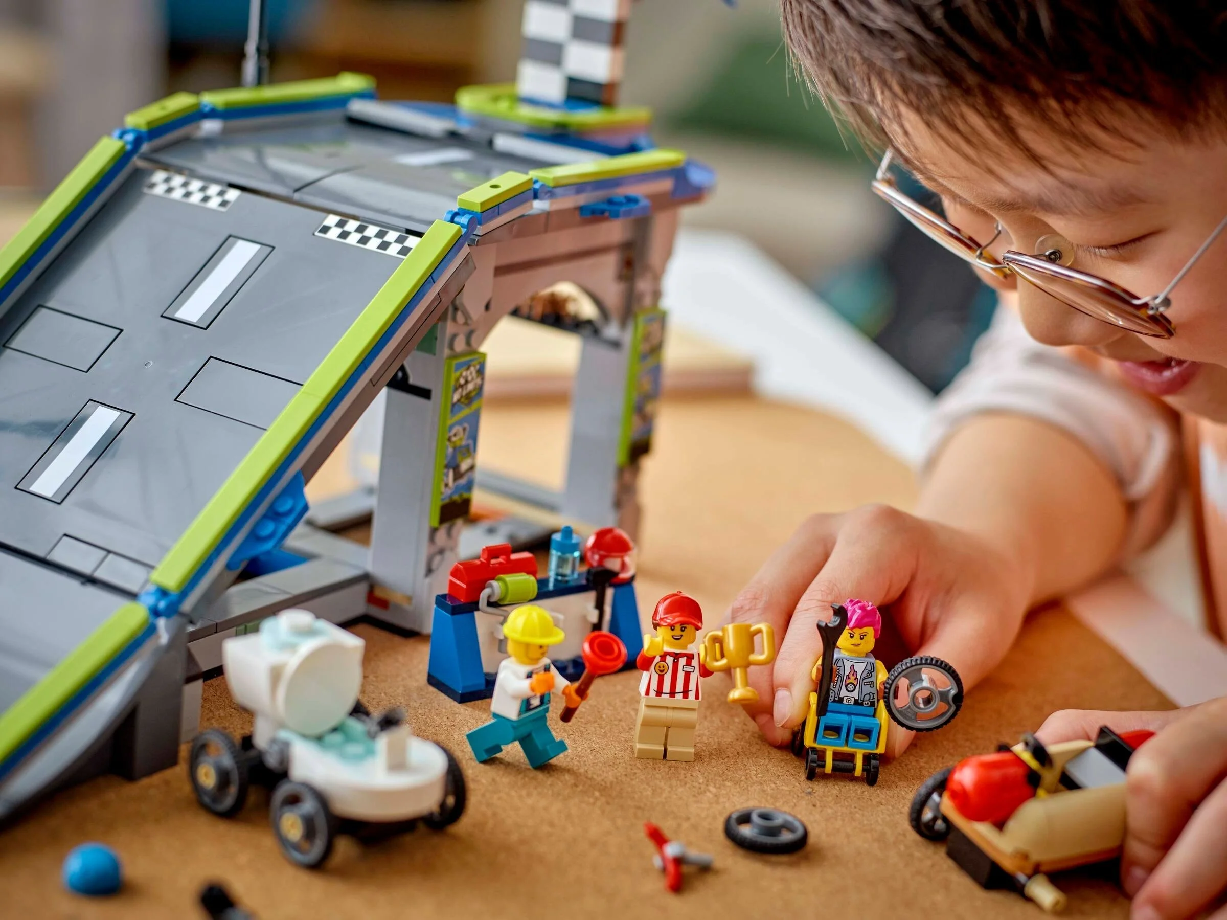 LEGO® 60460 Bez granic: tor z rampami dla wyścigówek - zdjęcie 4