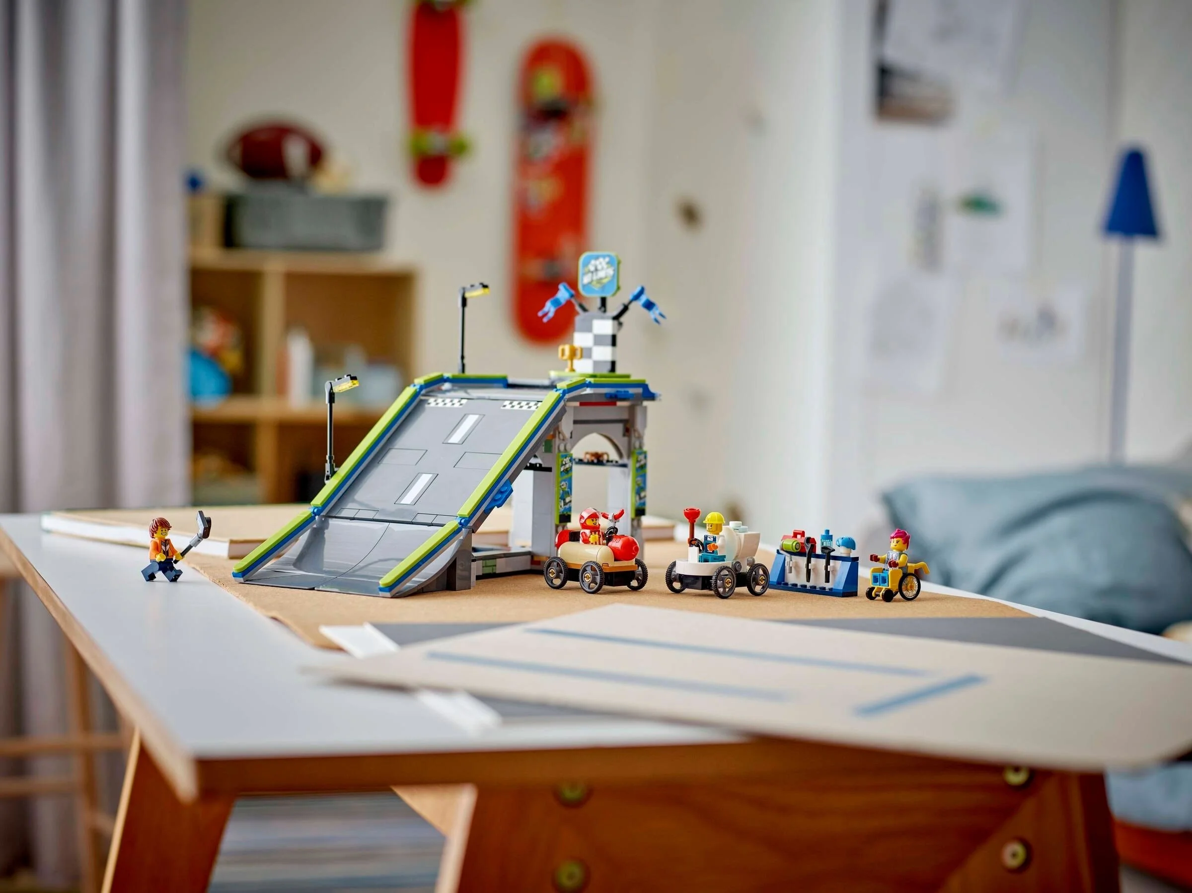 LEGO® 60460 Bez granic: tor z rampami dla wyścigówek - zdjęcie 6