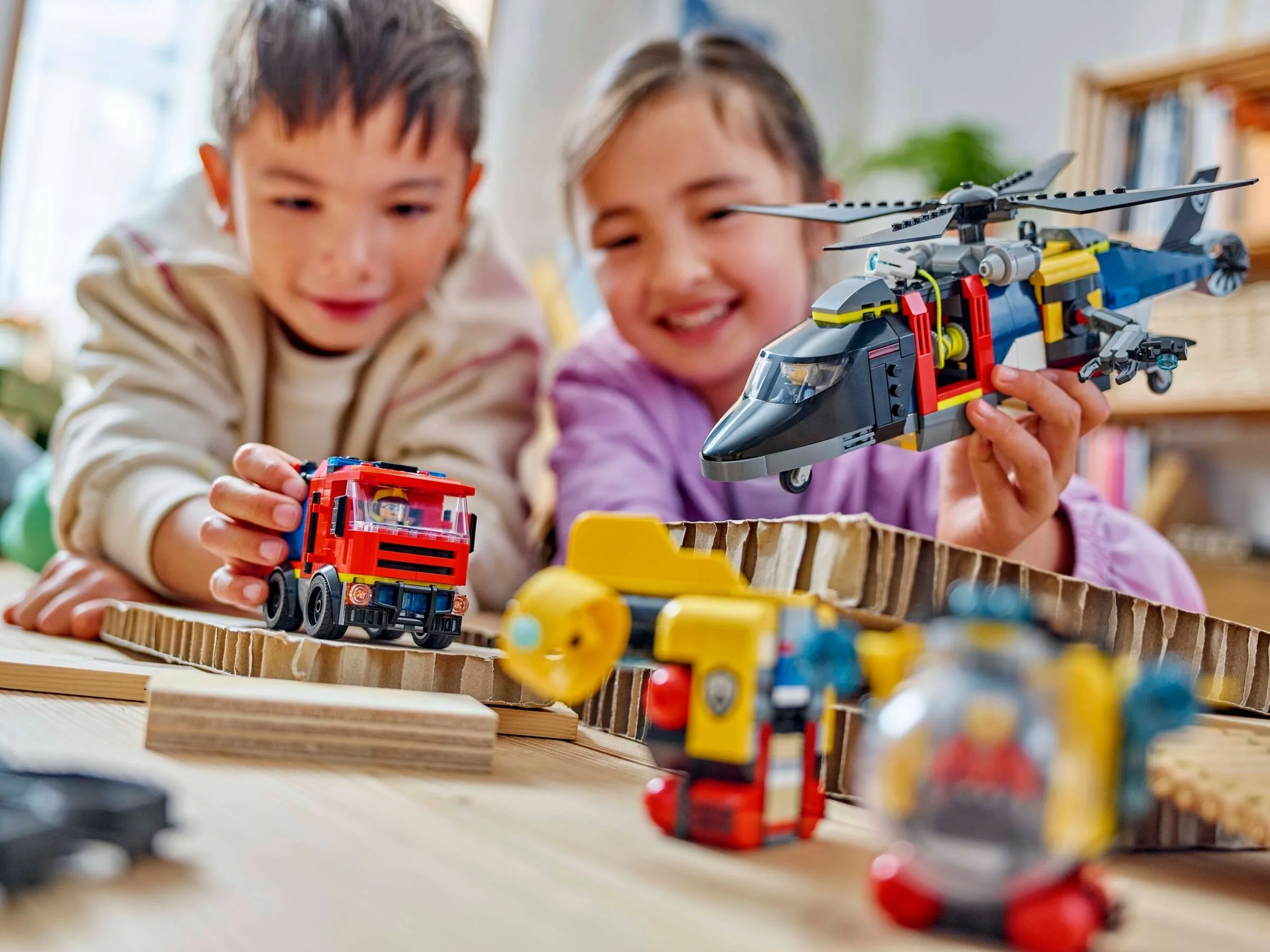 LEGO® 60462 Zestaw z Helikopterem, Wozem Strażackim i Łodzią Podwodną - zdjęcie 5