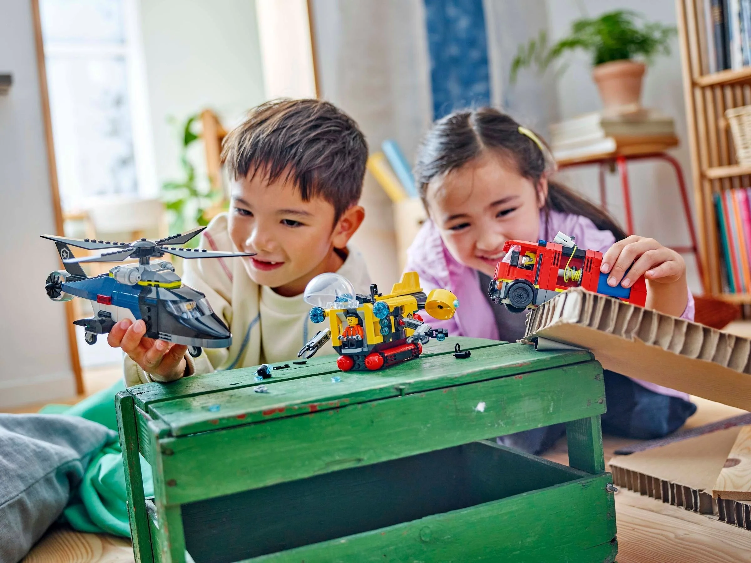 LEGO® 60462 Zestaw z Helikopterem, Wozem Strażackim i Łodzią Podwodną - zdjęcie 6