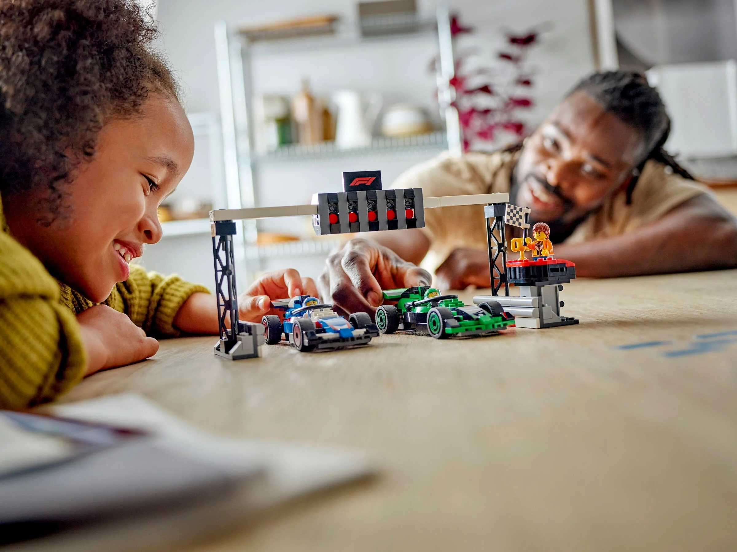 LEGO® 60474 Padok F1® z bolidami VCARB i Sauber - zdjęcie 5