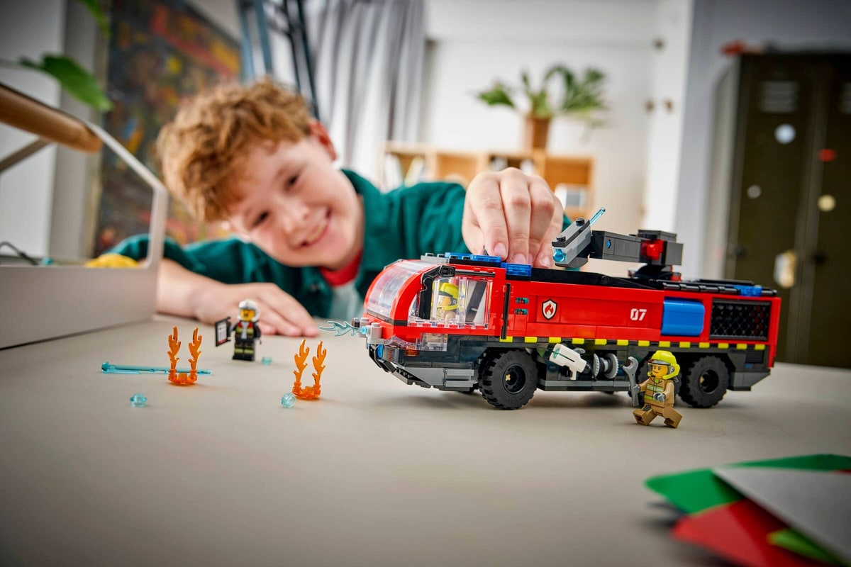 LEGO® 60499 Lotniskowy wóz strażacki - zdjęcie 12