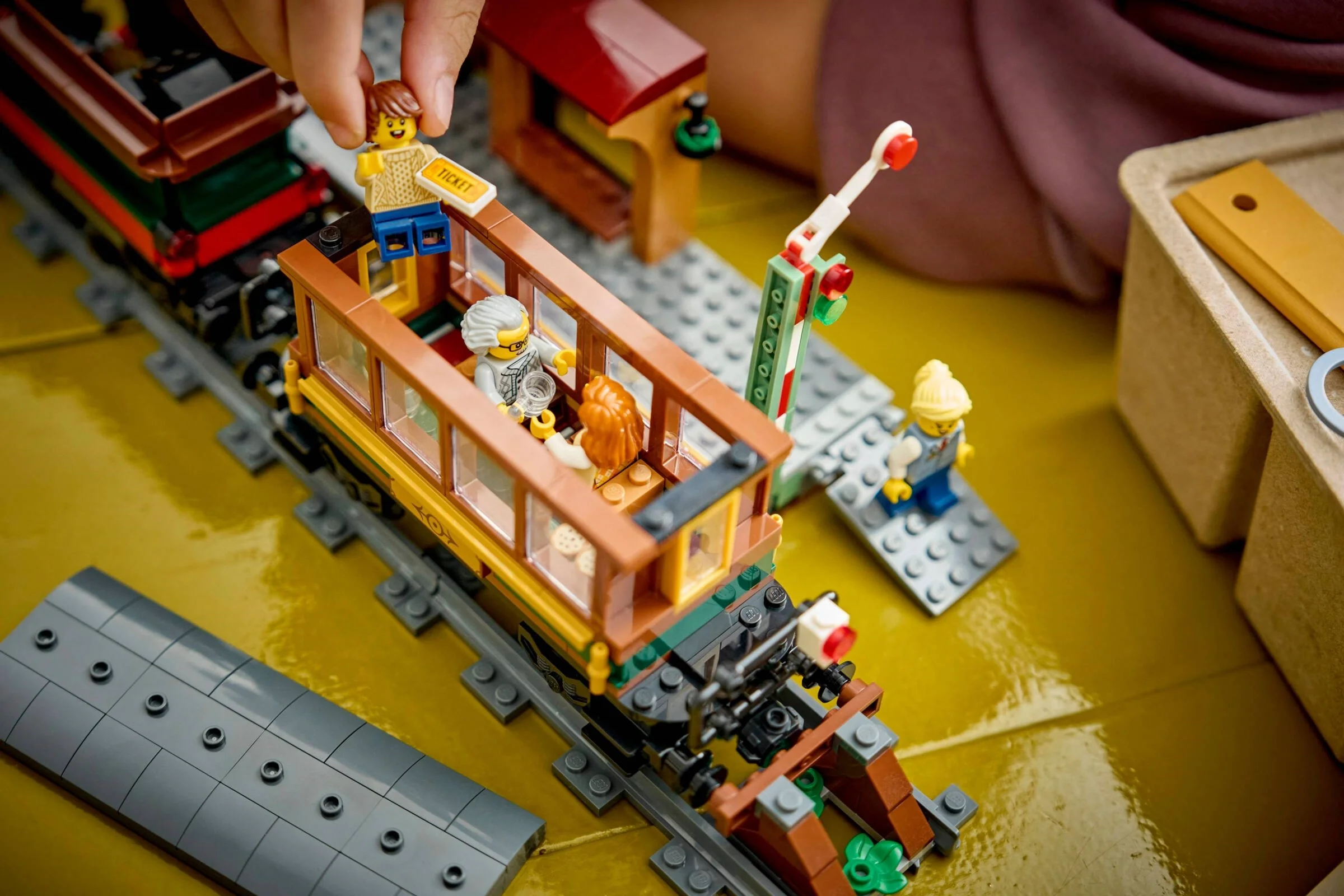 LEGO® 60511 Retro pociąg z lokomotywą parową - zdjęcie 6
