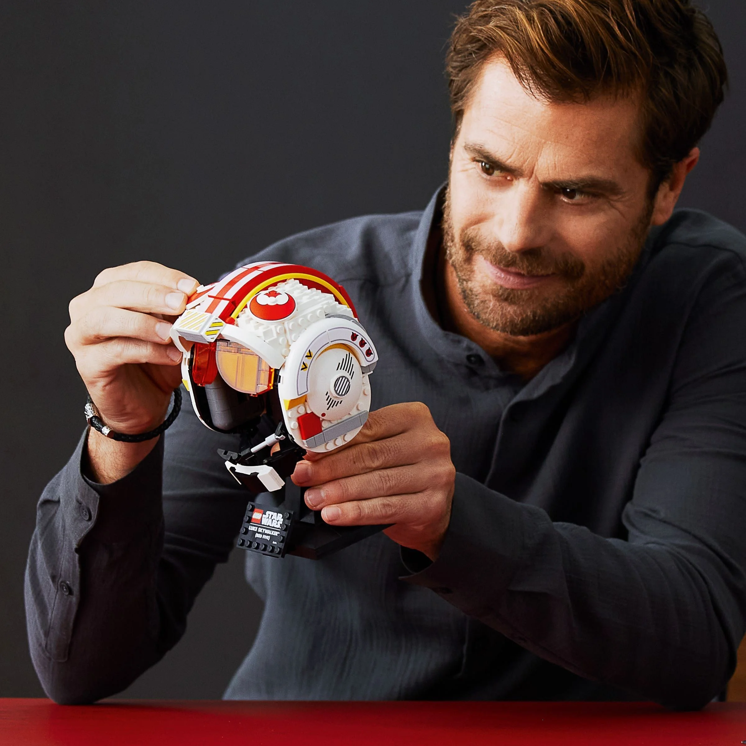 LEGO® 75327 Hełm Luke’a Skywalkera™ - Czerwony Pięć - zdjęcie 6