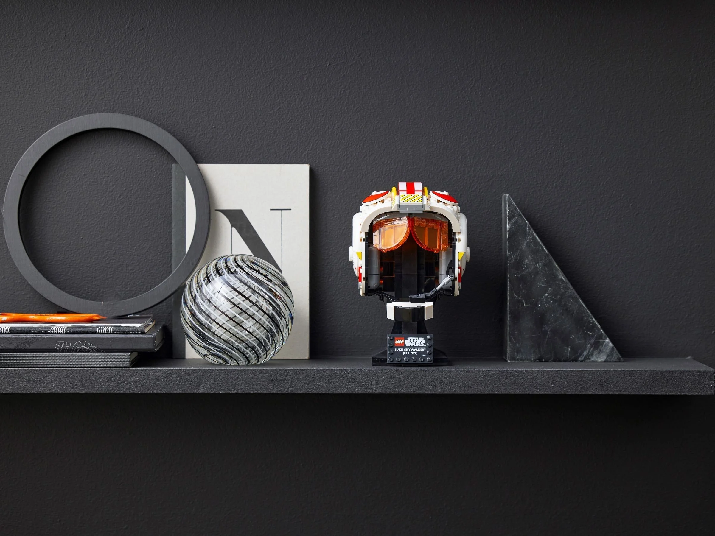 LEGO® 75327 Hełm Luke’a Skywalkera™ - Czerwony Pięć - zdjęcie 7